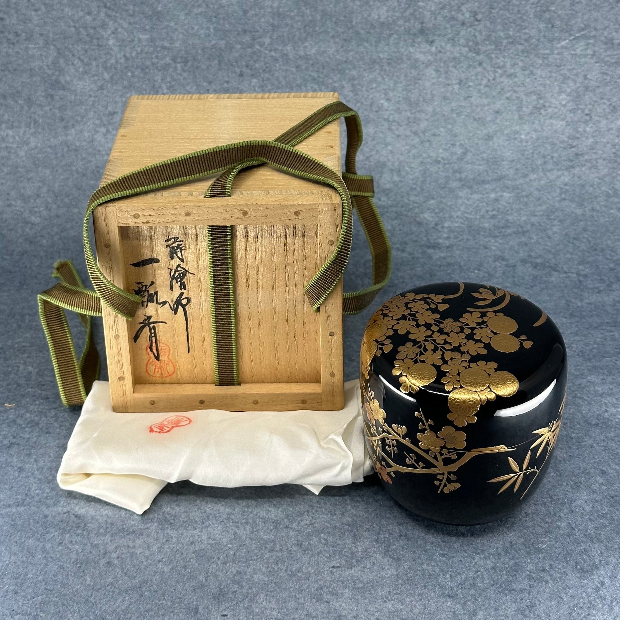 Natsume (boîte à thé japonaise) laque et or, décor shikunshi (quatre gentilshommes) de Ippyōsai