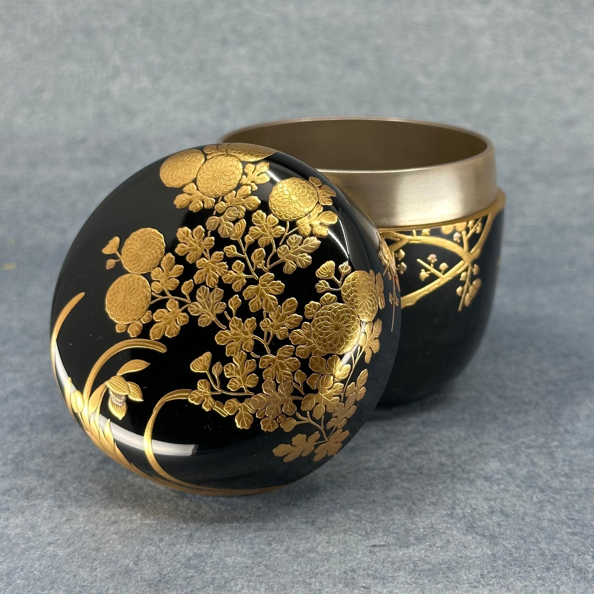 Natsume (boîte à thé japonaise) laque et or, décor shikunshi (quatre gentilshommes) de Ippyōsai