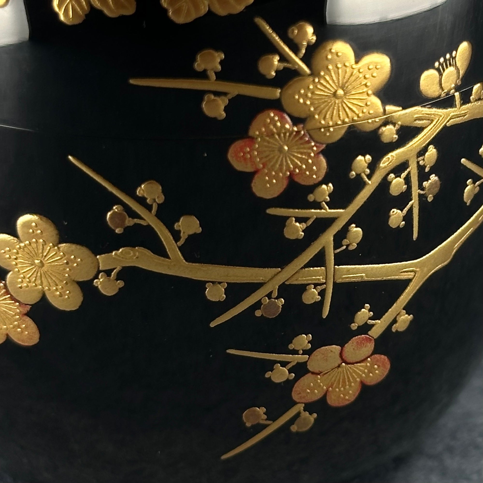 Natsume (boîte à thé japonaise) laque et or, décor shikunshi (quatre gentilshommes) de Ippyōsai