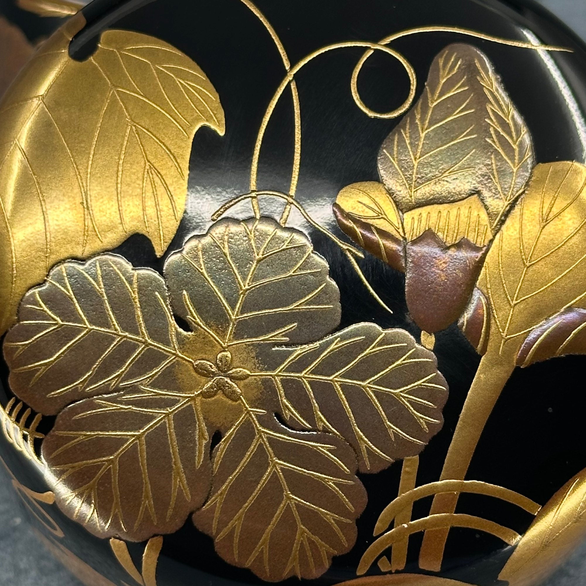 Natsume (Japanese tea caddy) in lacquer and gold, decorated with tsuta (ivy) by Sōkaku Murata