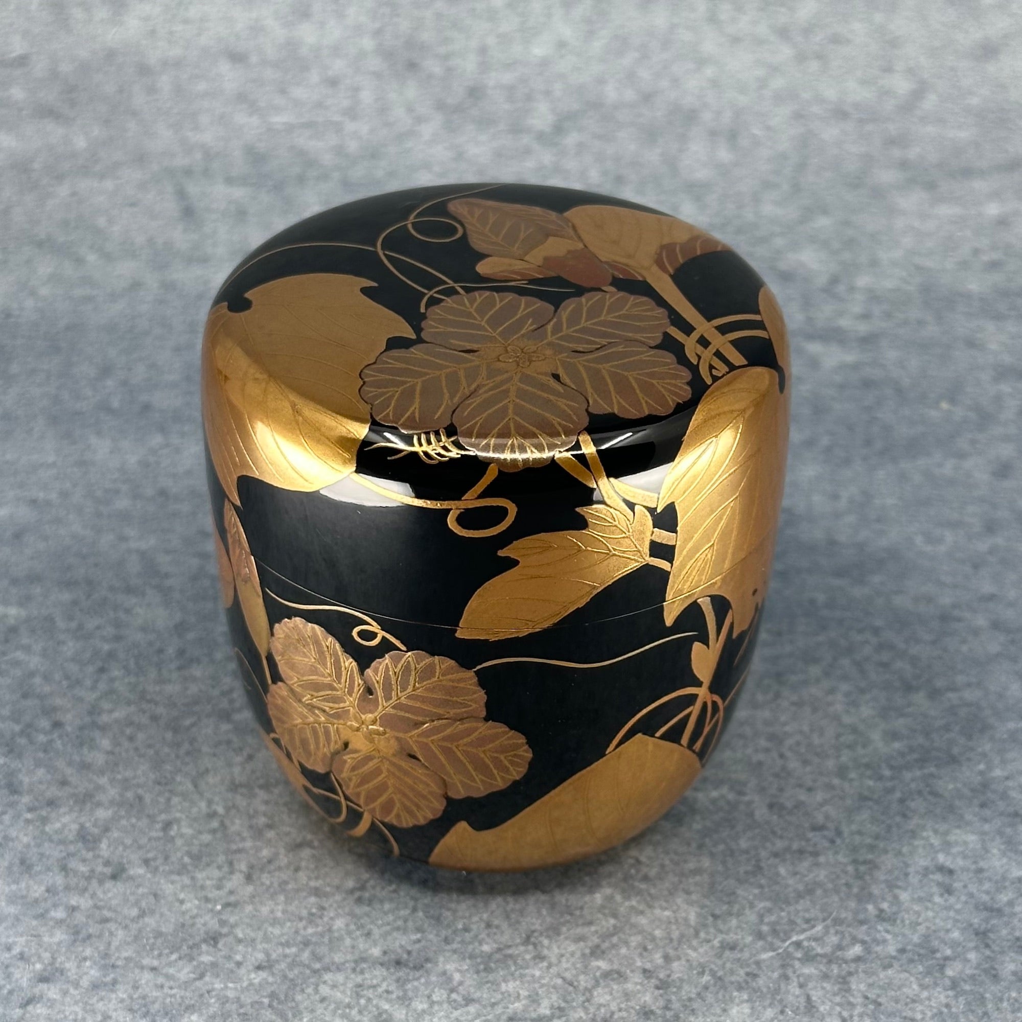 Natsume (boîte à thé japonaise) laque et or, décor de tsuta (lierre) de Sōkaku Murata