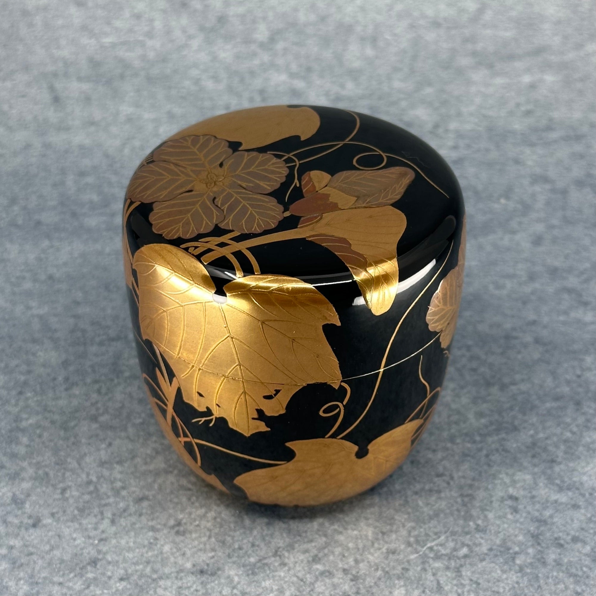 Natsume (boîte à thé japonaise) laque et or, décor de tsuta (lierre) de Sōkaku Murata