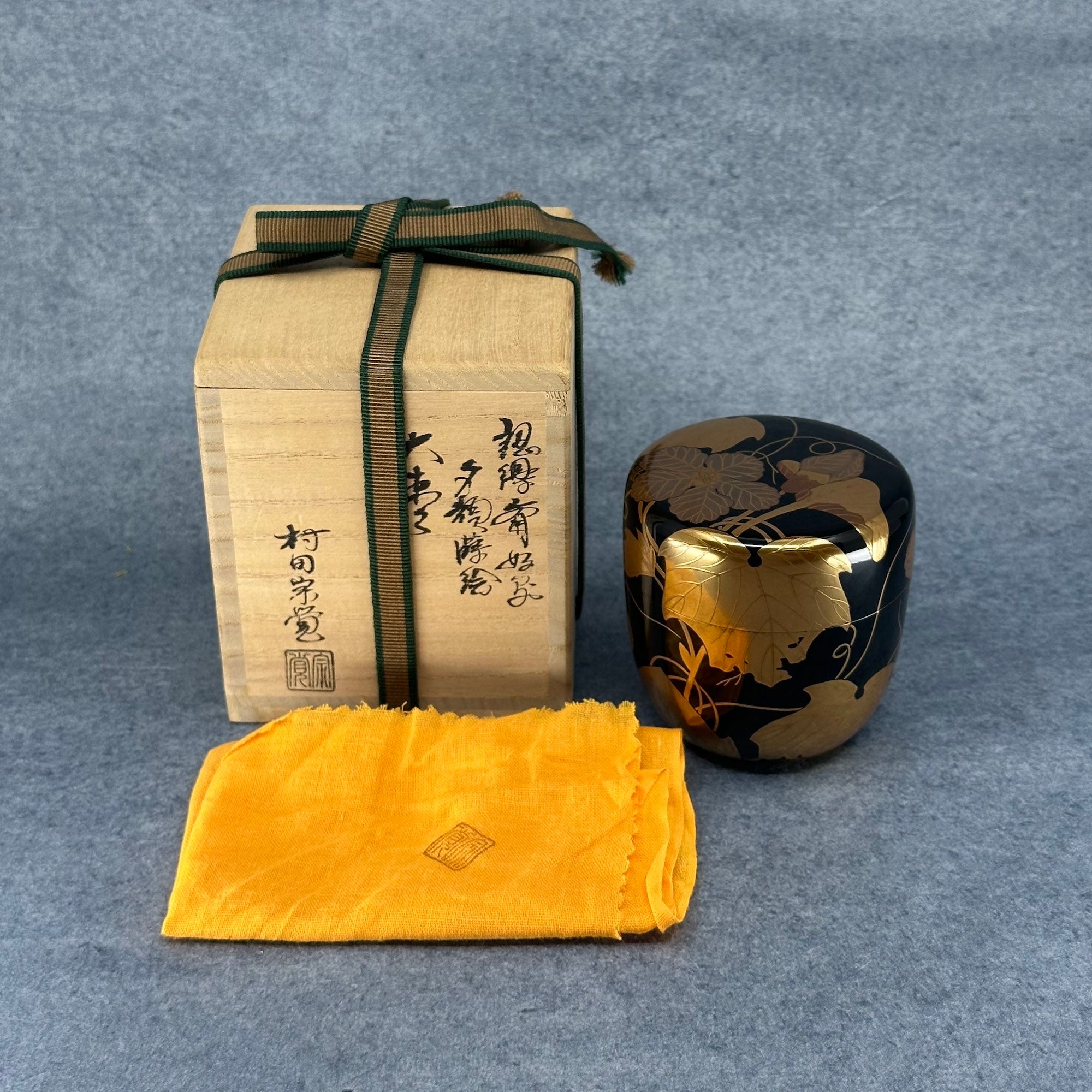 Natsume (boîte à thé japonaise) laque et or, décor de tsuta (lierre) de Sōkaku Murata