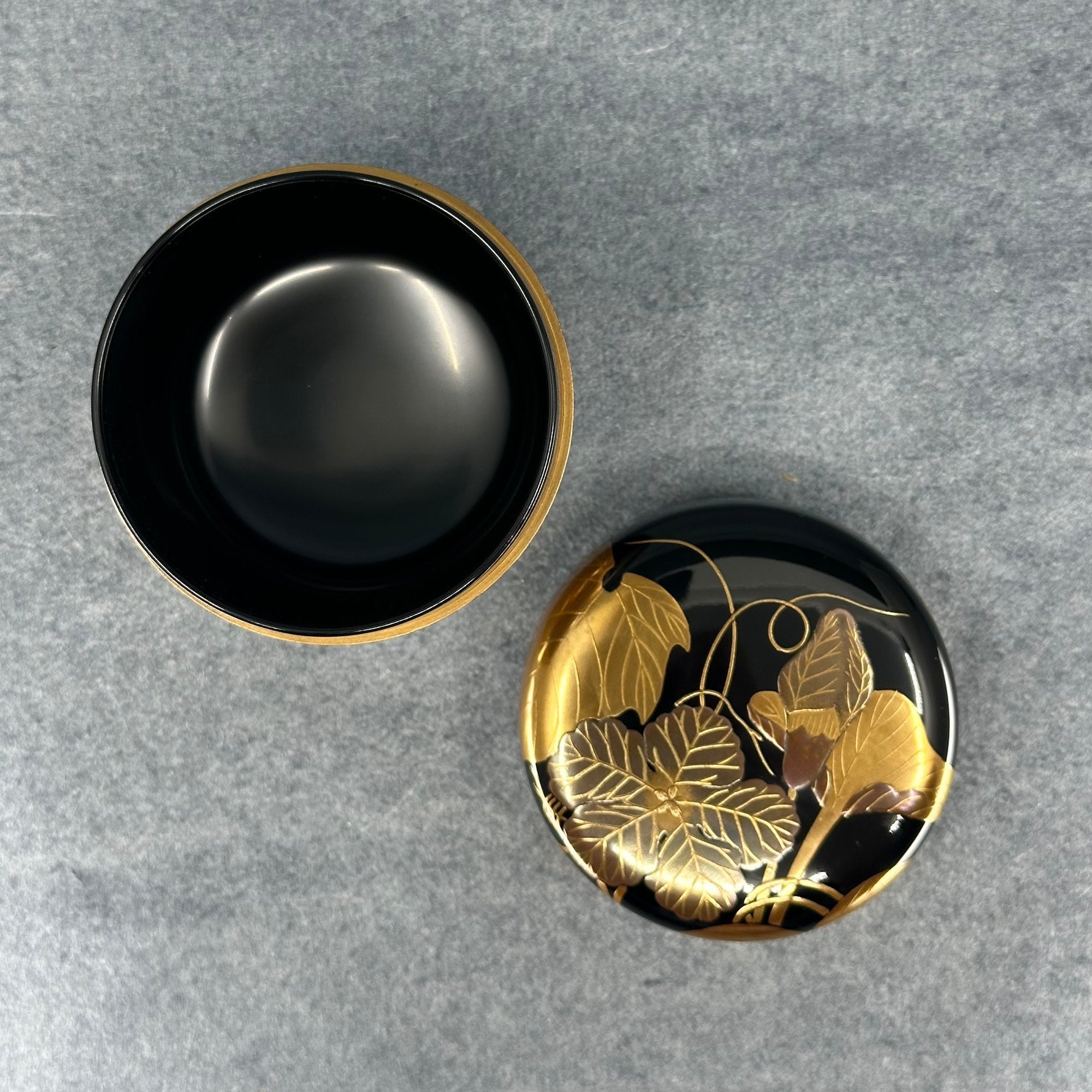Natsume (boîte à thé japonaise) laque et or, décor de tsuta (lierre) de Sōkaku Murata