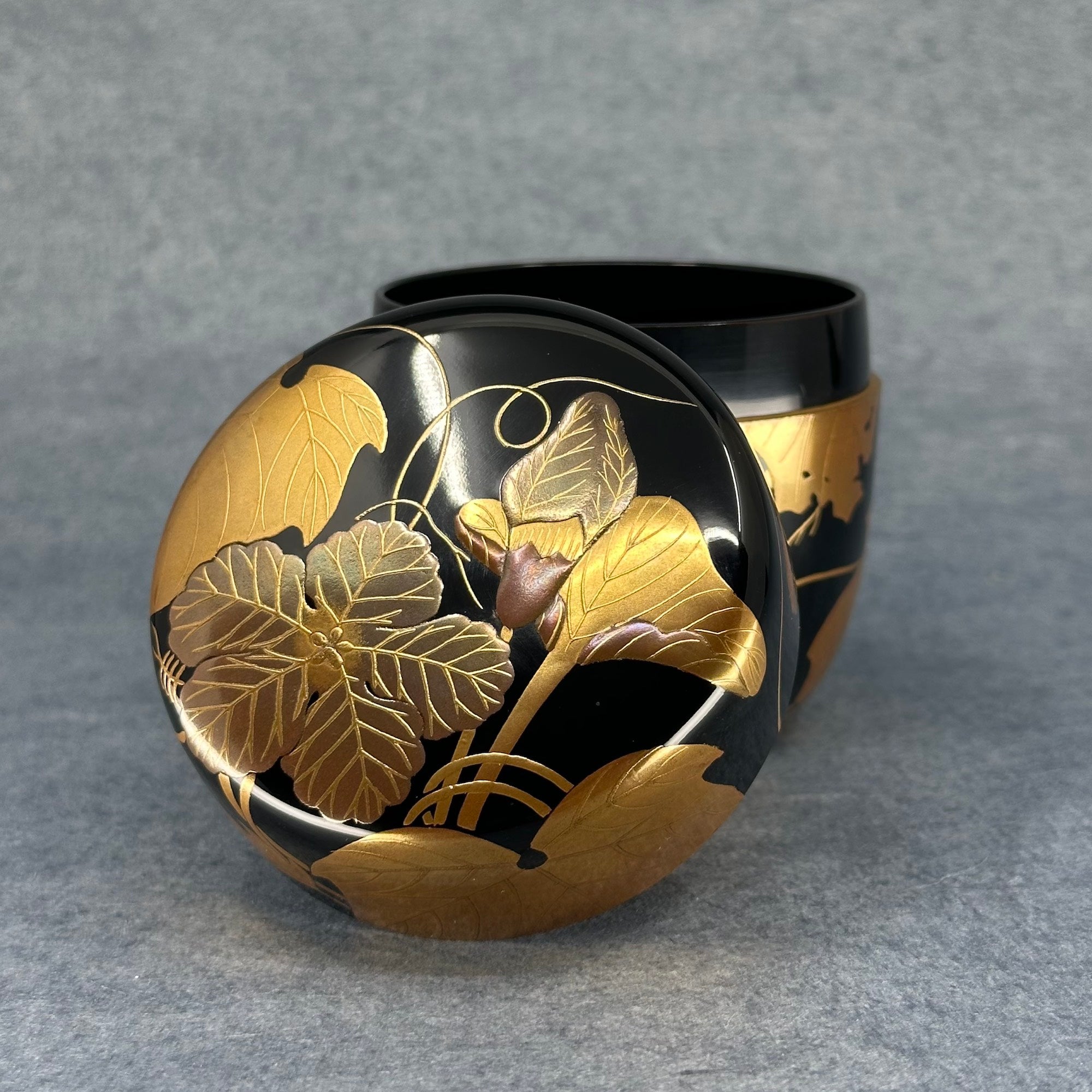 Natsume (boîte à thé japonaise) laque et or, décor de tsuta (lierre) de Sōkaku Murata