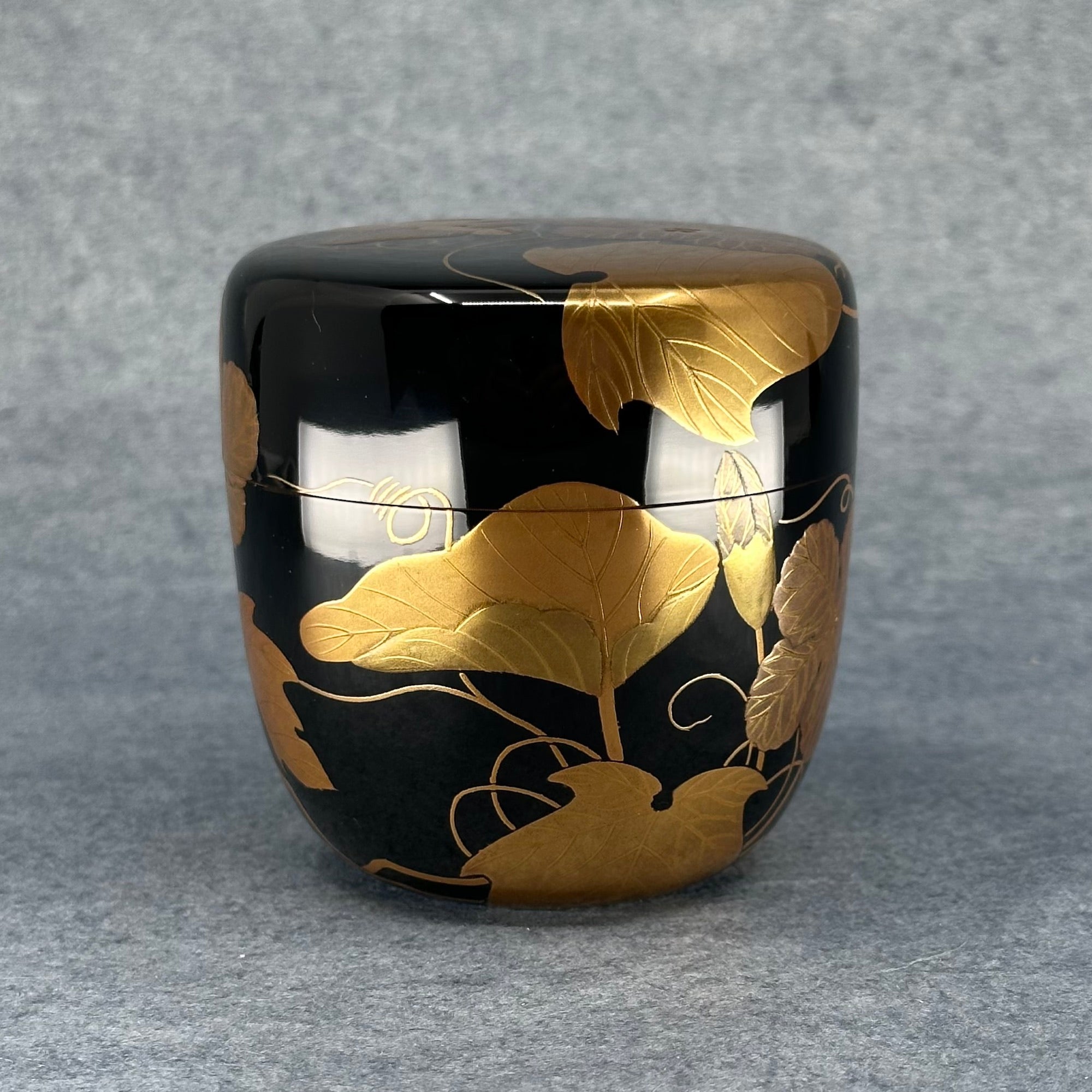 Natsume (boîte à thé japonaise) laque et or, décor de tsuta (lierre) de Sōkaku Murata