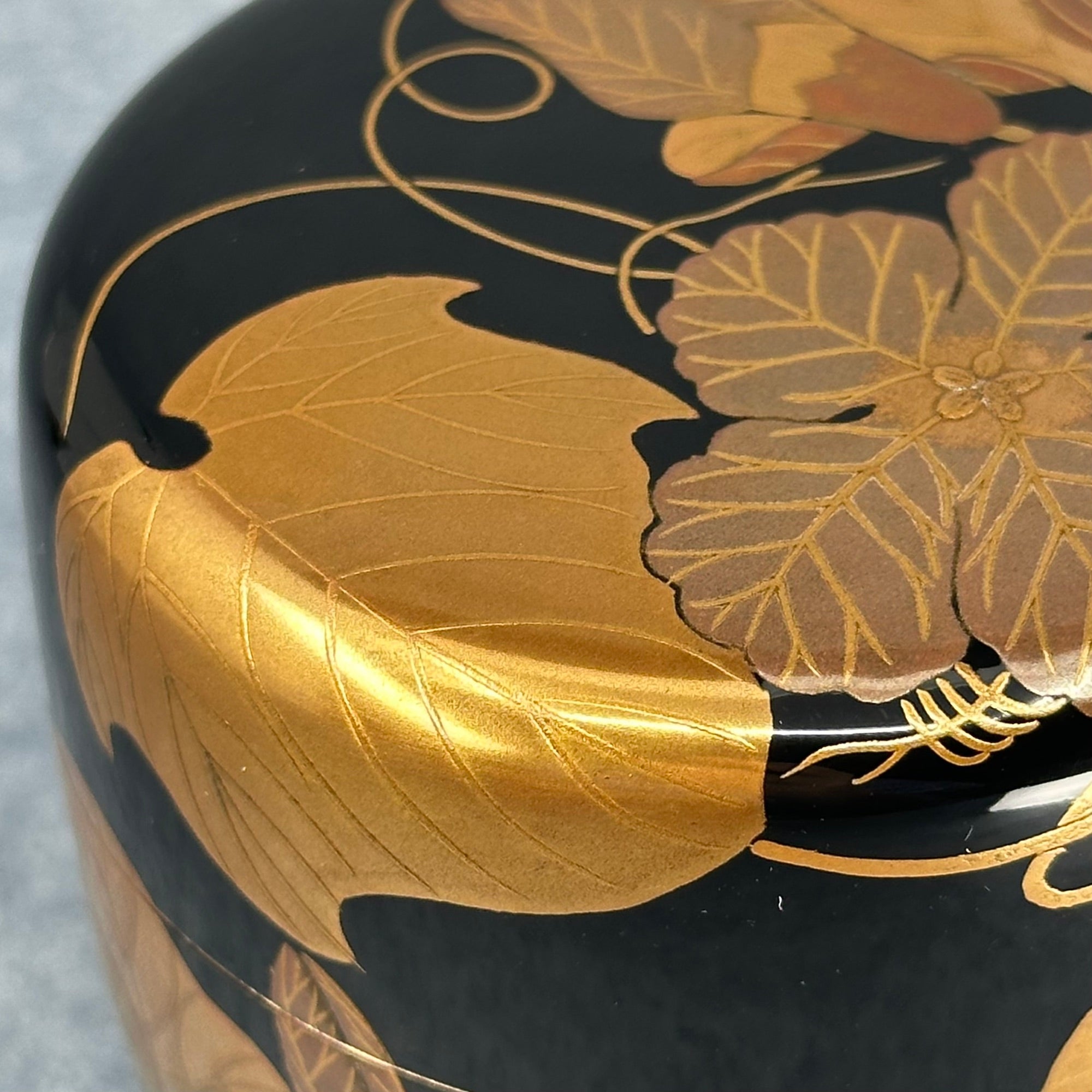 Natsume (boîte à thé japonaise) laque et or, décor de tsuta (lierre) de Sōkaku Murata