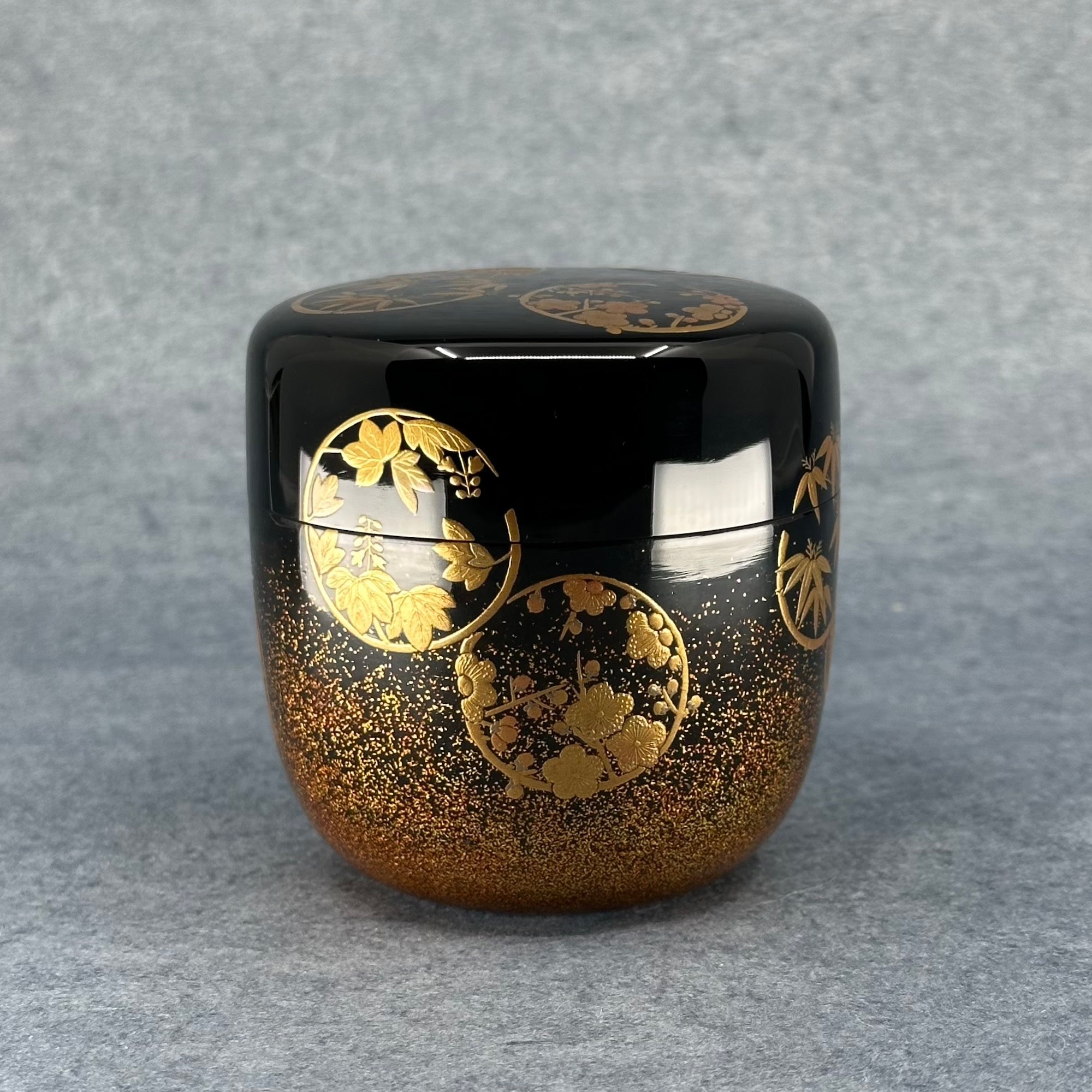 Natsume (boîte à thé japonaise) laque et or, décor shikunshi (quatre gentilshommes) en cercles de Shōetsu Watanabe