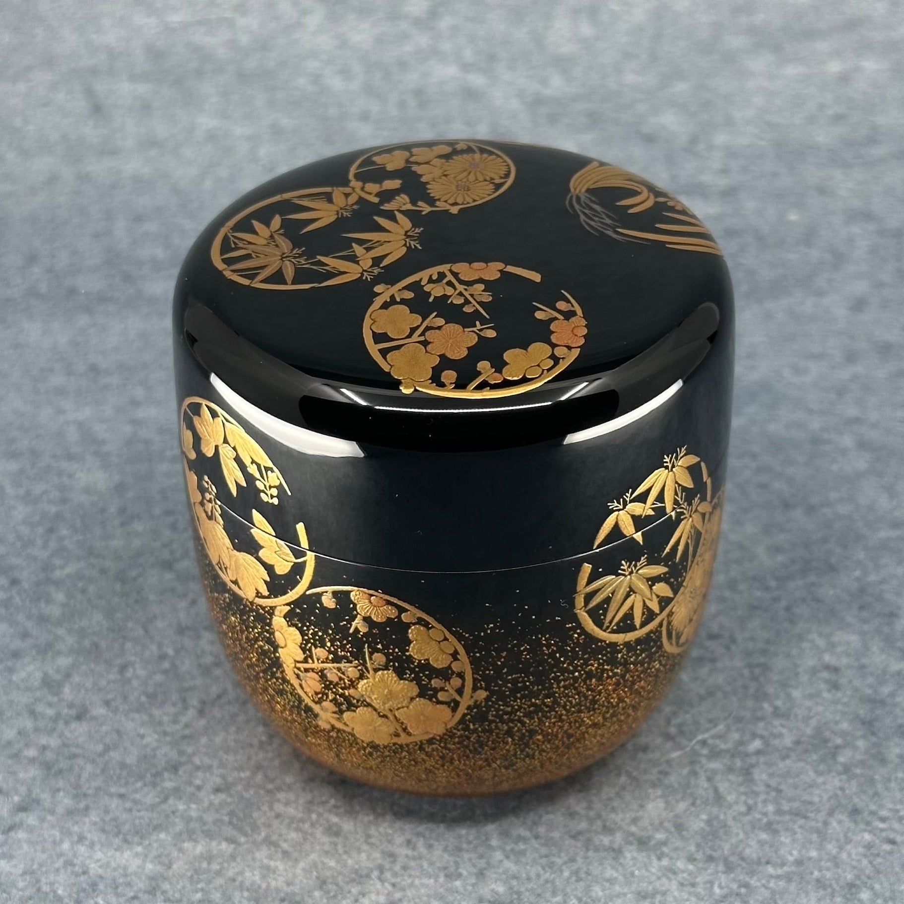 Natsume (boîte à thé japonaise) laque et or, décor shikunshi (quatre gentilshommes) en cercles de Shōetsu Watanabe