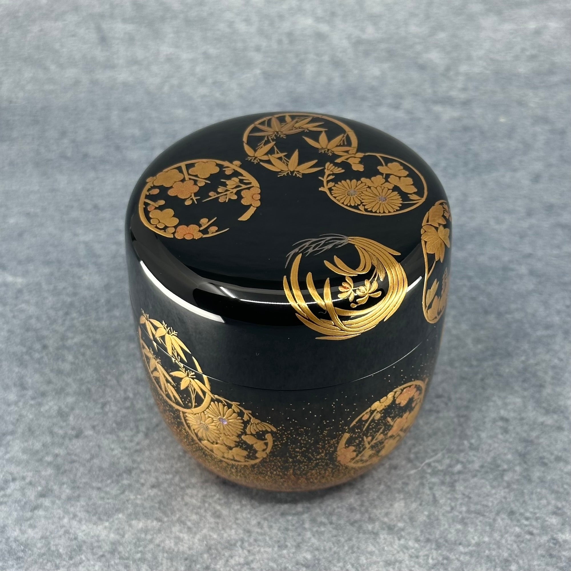 Natsume (boîte à thé japonaise) laque et or, décor shikunshi (quatre gentilshommes) en cercles de Shōetsu Watanabe