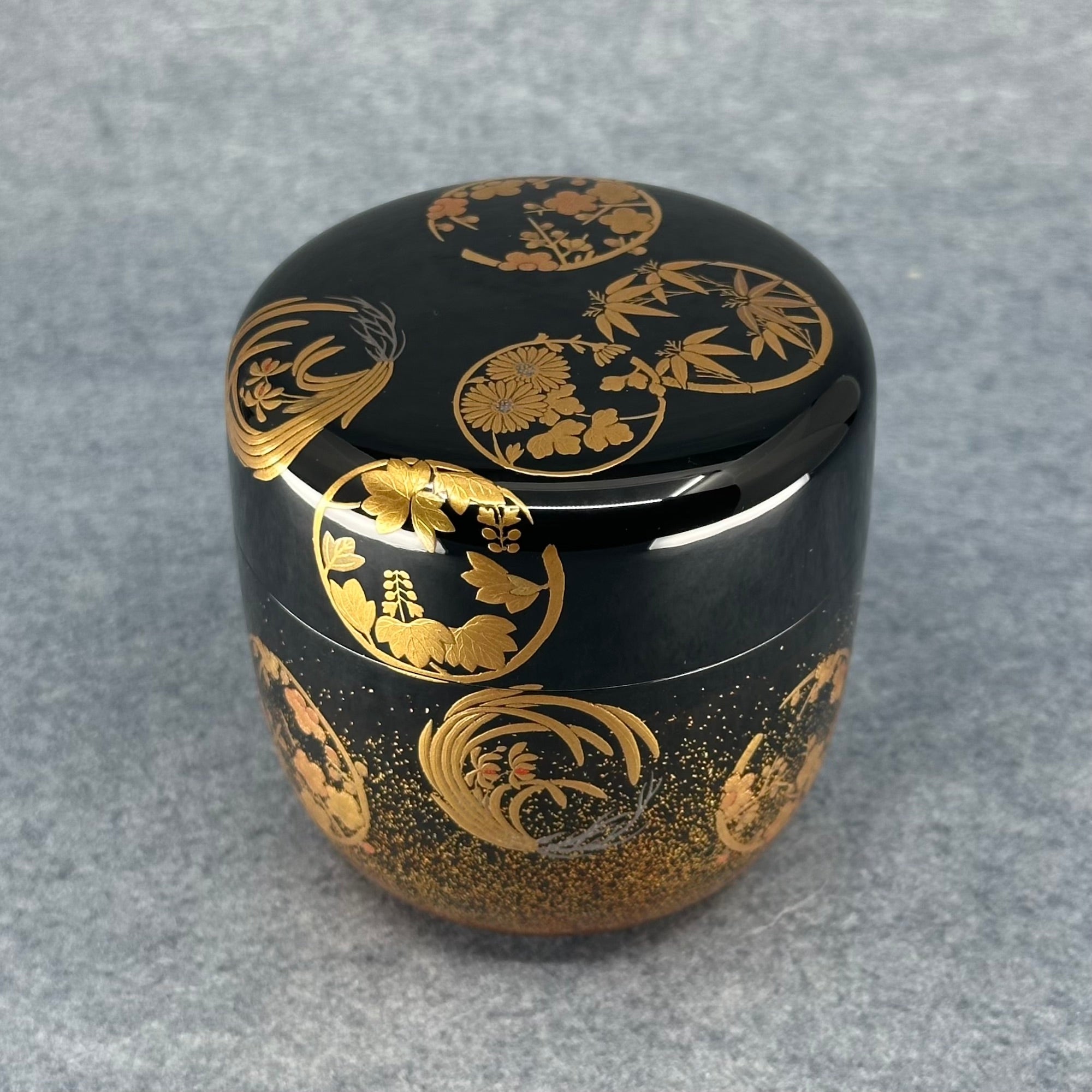 Natsume (boîte à thé japonaise) laque et or, décor shikunshi (quatre gentilshommes) en cercles de Shōetsu Watanabe