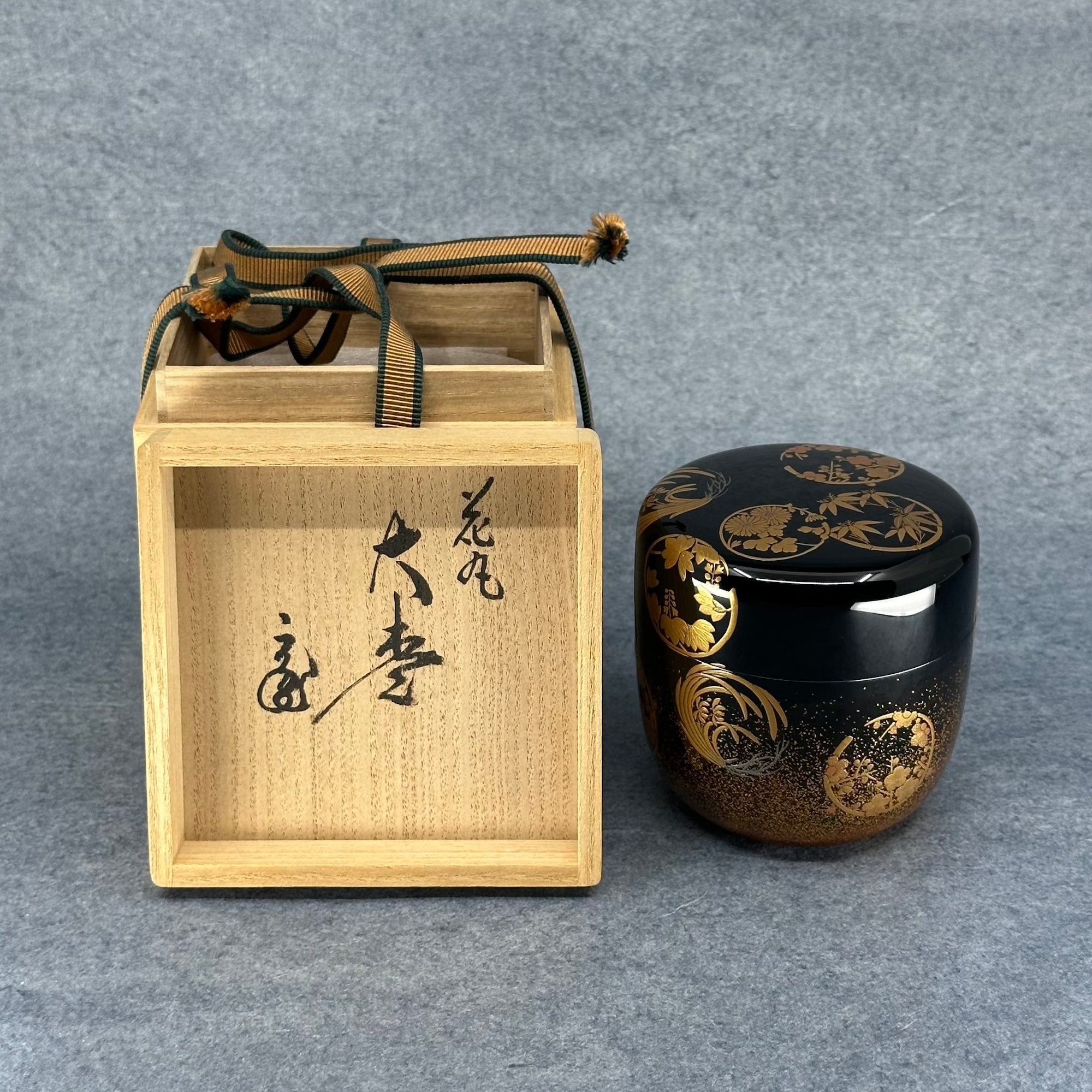 Natsume (boîte à thé japonaise) laque et or, décor shikunshi (quatre gentilshommes) en cercles de Shōetsu Watanabe