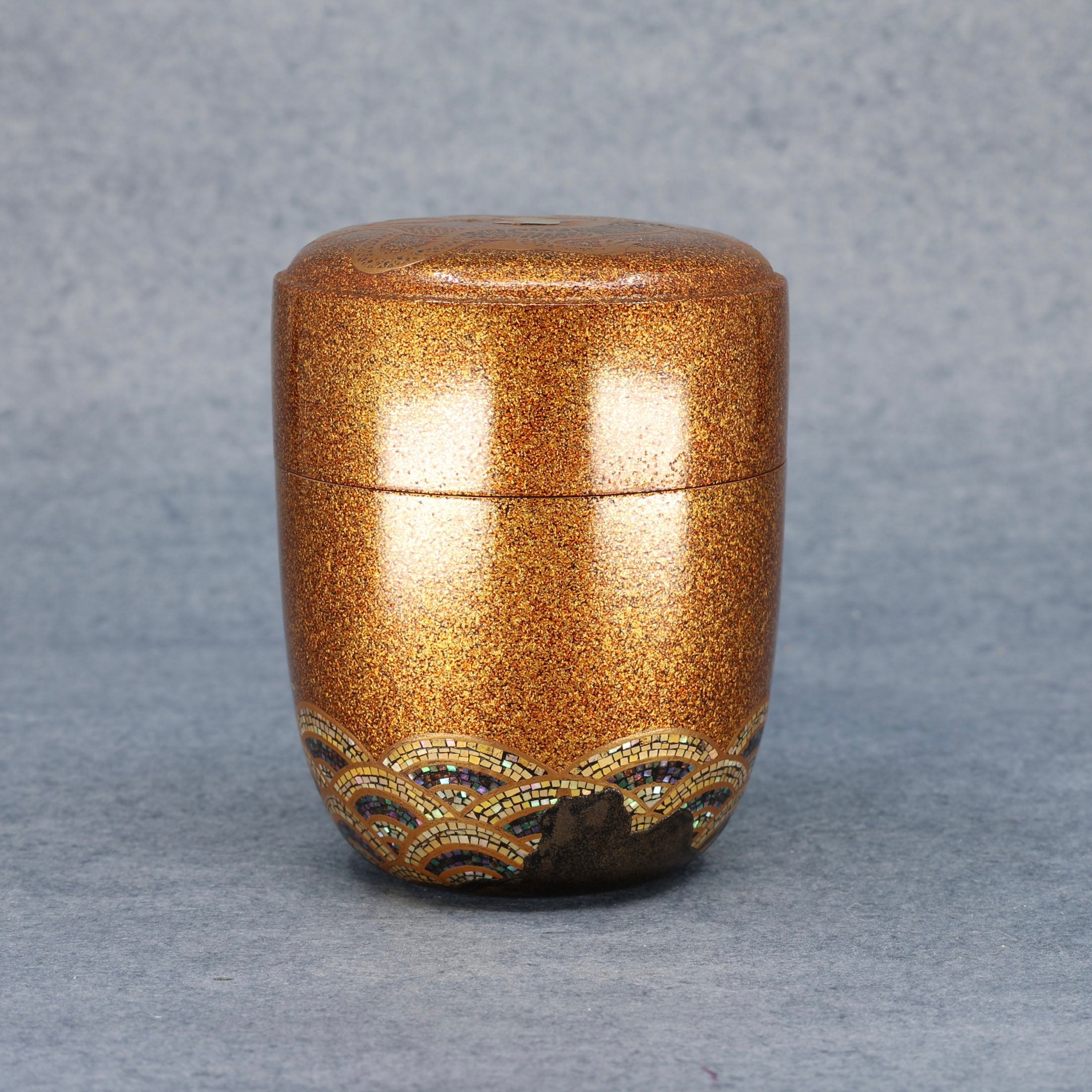 Natsume (boîte à thé japonaise) laque et or, décor nyoi hōju ryū (dragon à la perle sacrée) de Kenchi Tanaka