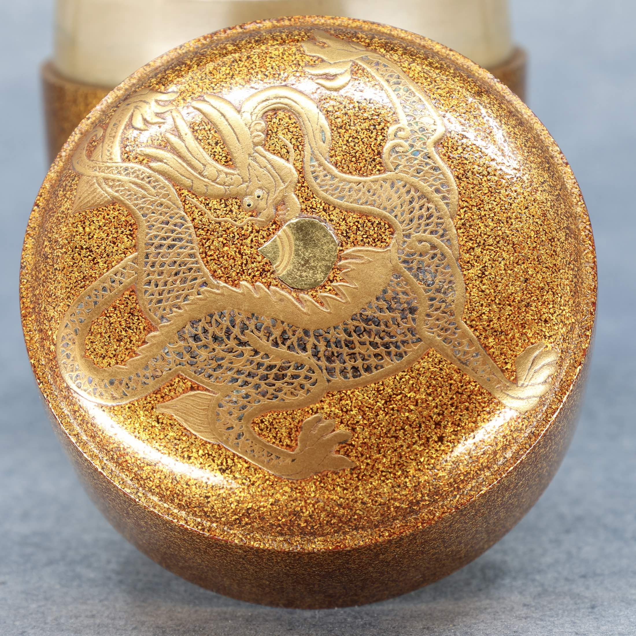 Natsume (boîte à thé japonaise) laque et or, décor nyoi hōju ryū (dragon à la perle sacrée) de Kenchi Tanaka
