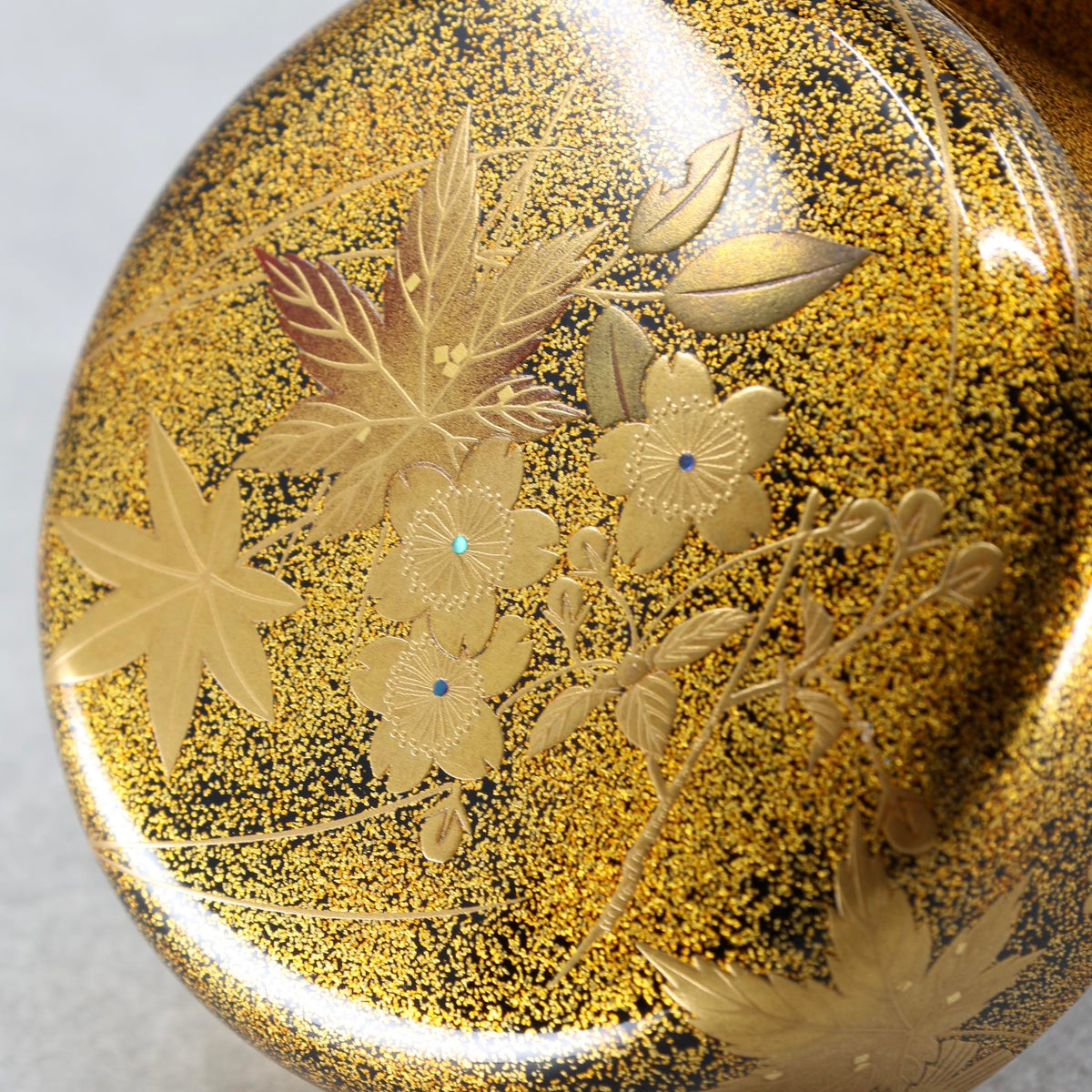 Natsume (boîte à thé japonaise) laque et or, décor fukiyose de Shōei Suzuki