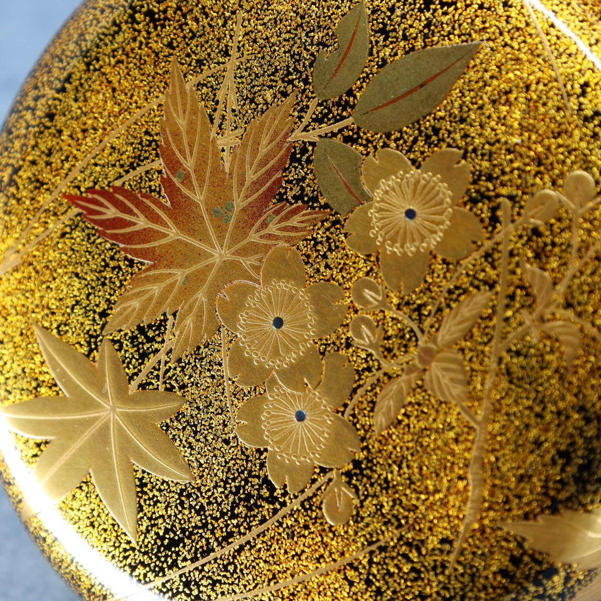 Natsume (boîte à thé japonaise) laque et or, décor fukiyose de Shōei Suzuki