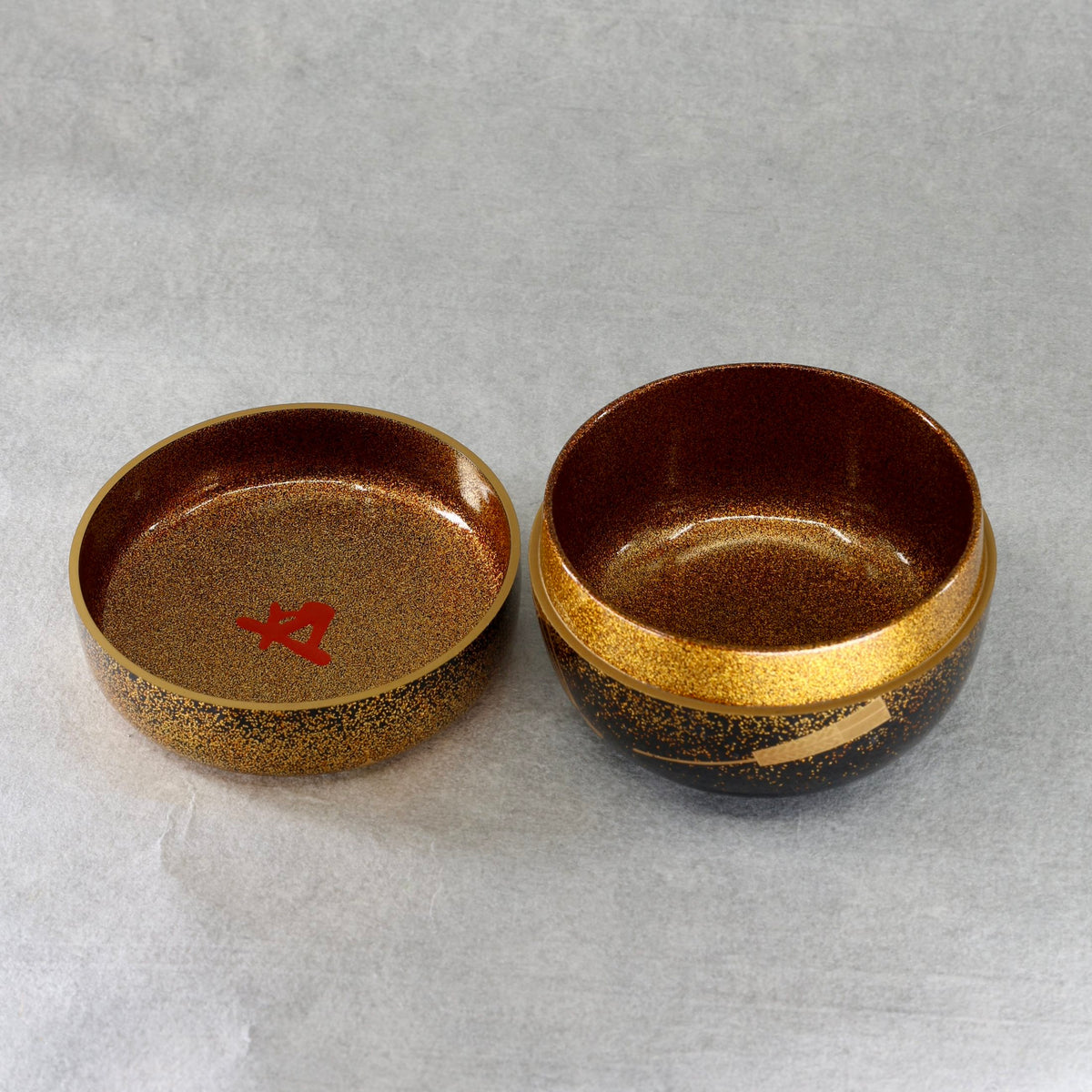 Natsume (boîte à thé japonaise) laque et or, décor senmen (éventails) de Ikkō Kiyose