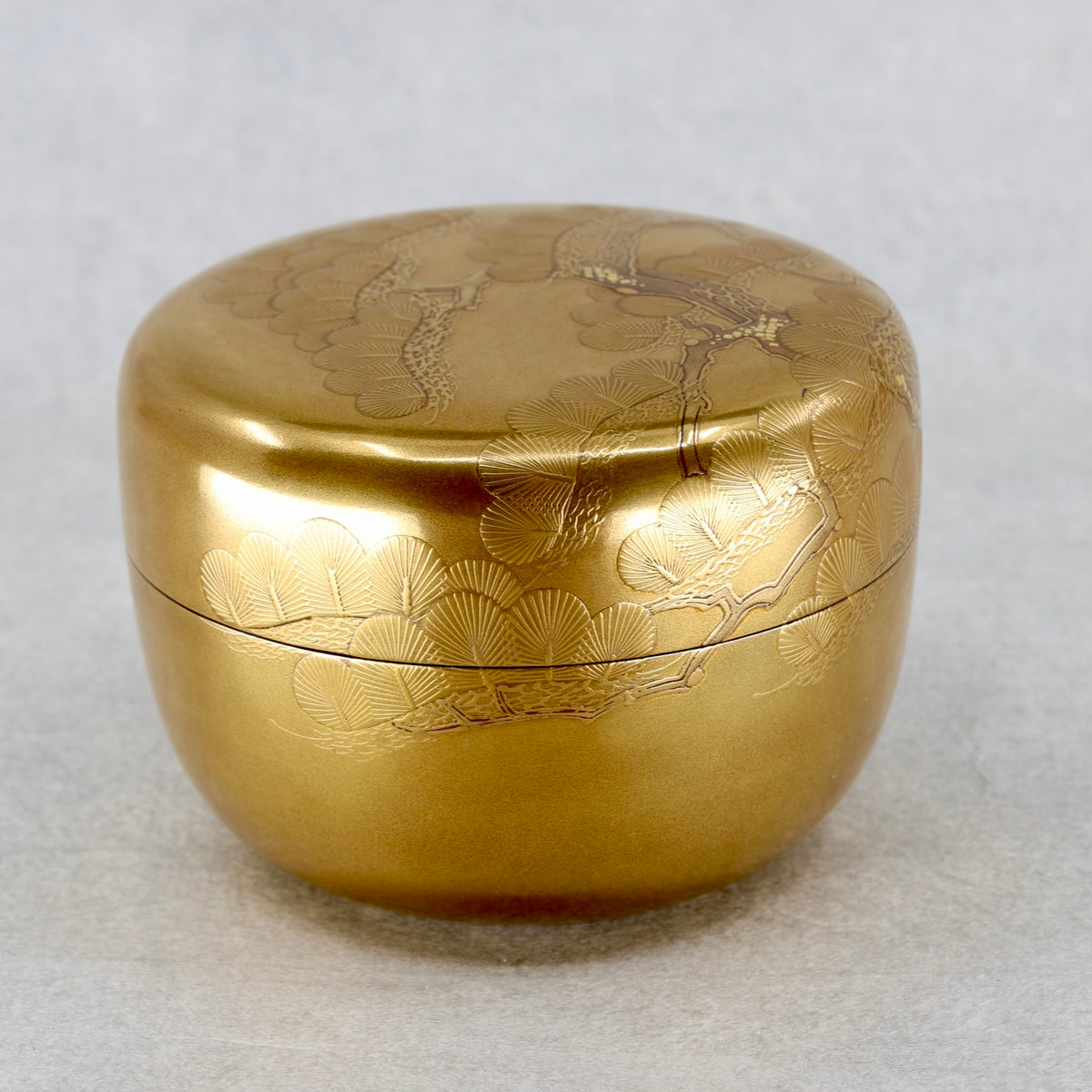 Natsume (boîte à thé japonaise) laque et or, décor oimatsu (vieux pin) de Shōichirō Tasaki