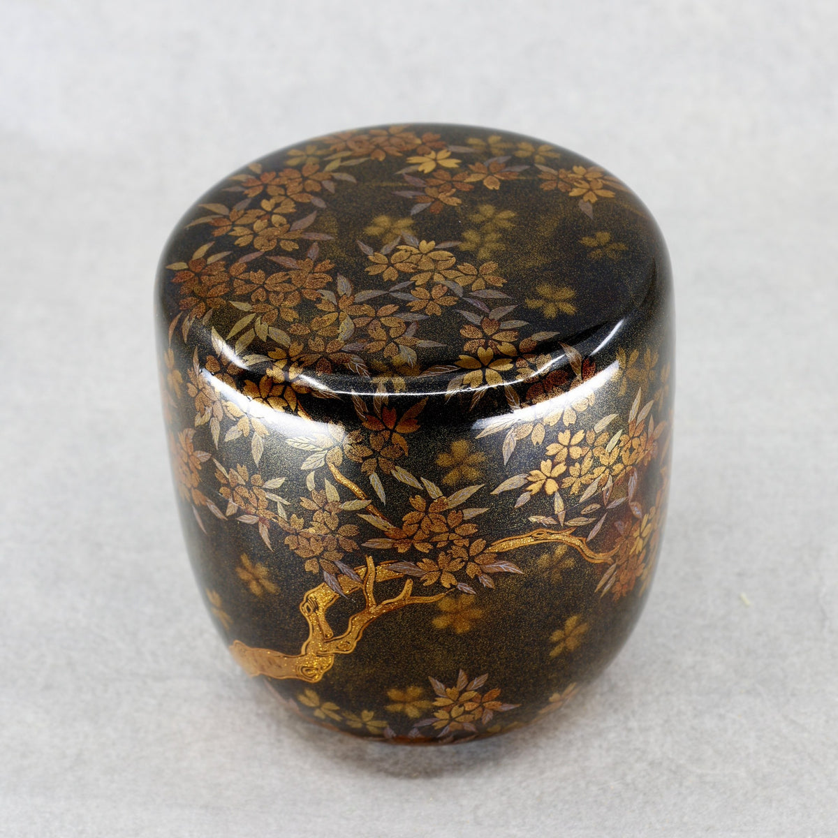 Natsume (boîte à thé japonaise) laque et or, décor yozakura (cerisiers en fleurs la nuit) de Tomozō Taniuchi