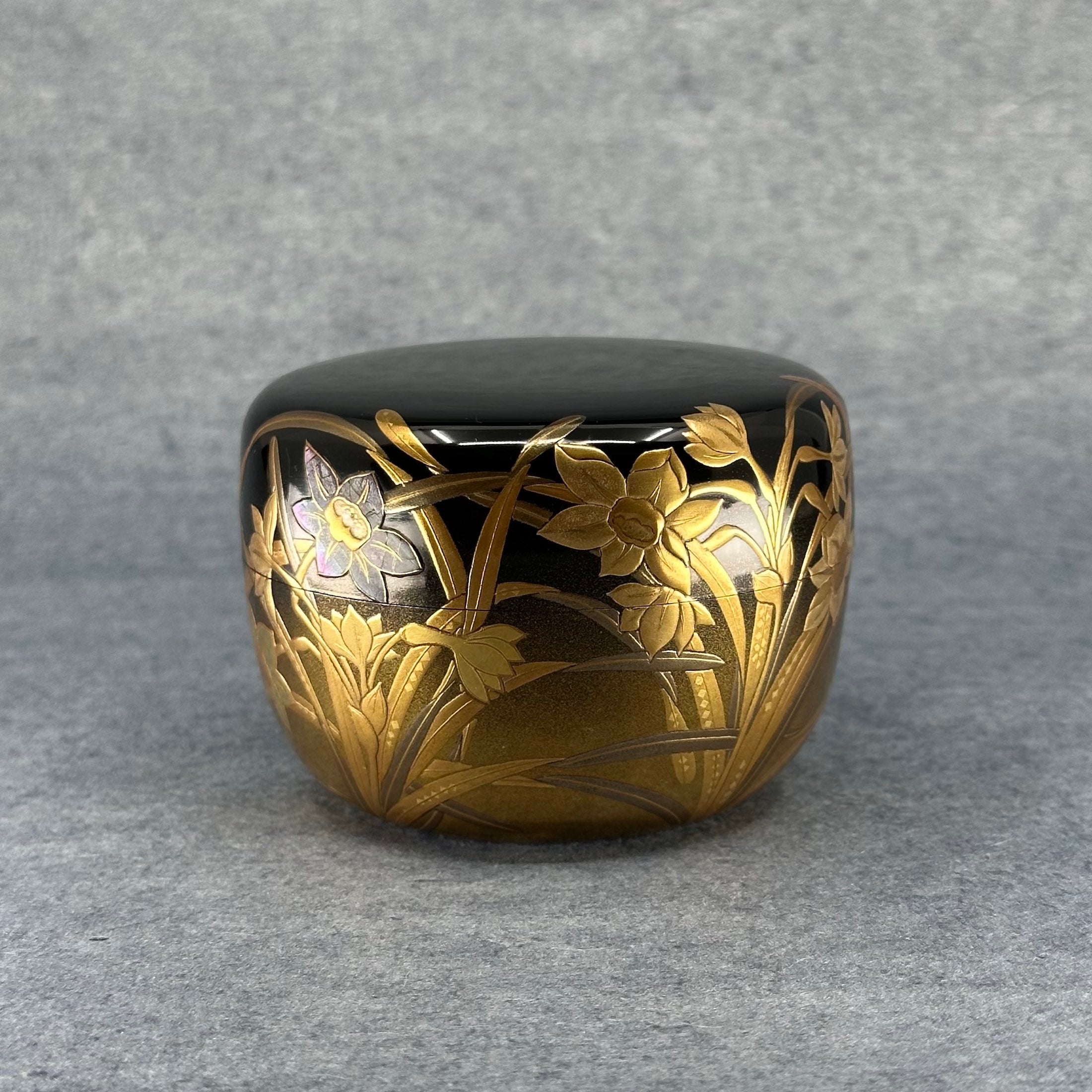 Natsume (boîte à thé) laque et or, motif suisen (jonquilles) de Takahiro Iwakura
