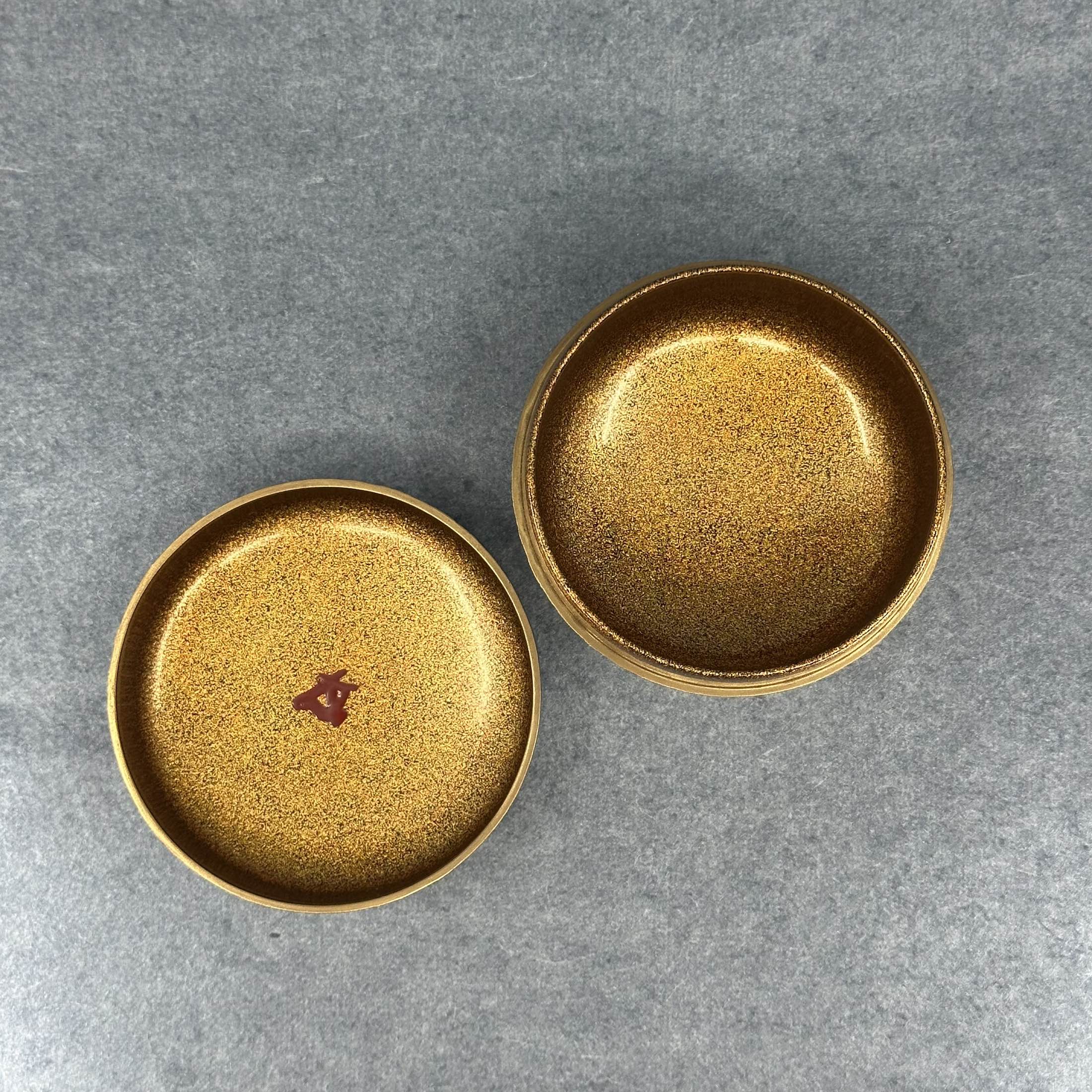 Natsume (boîte à thé) laque et or, motif suisen (jonquilles) de Takahiro Iwakura