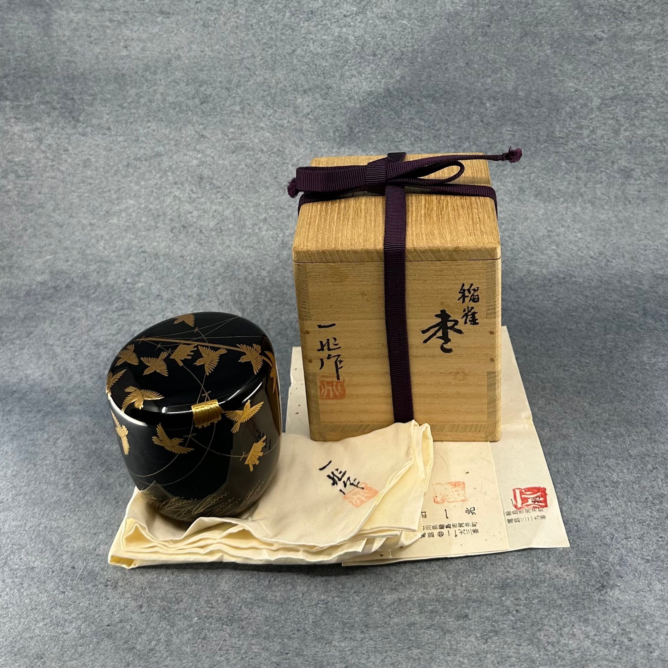 Natsume (boîte à thé) laque et or, décor inasuzume (riz et moineaux) de Ichigo Itchō