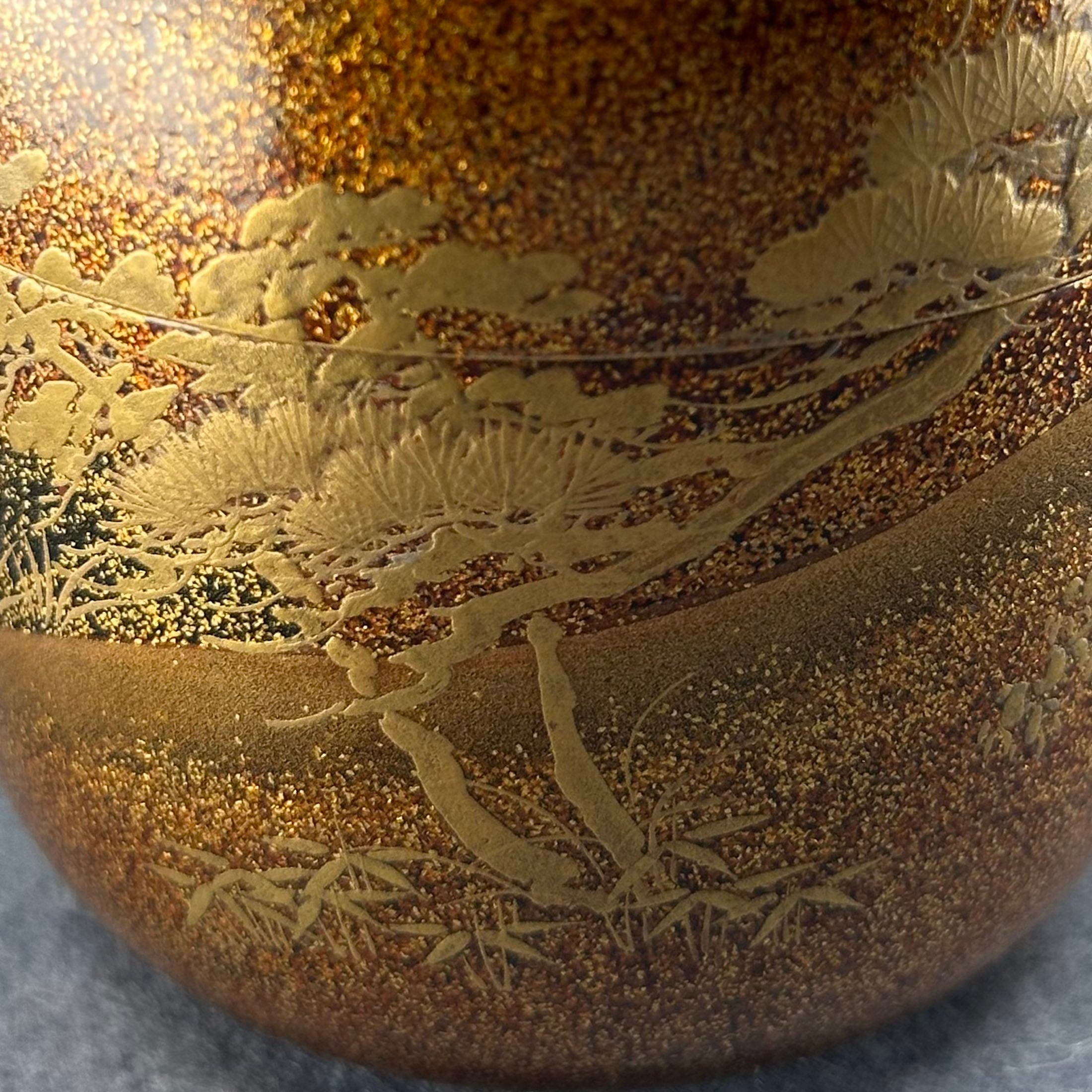 Natsume (boîte à thé) laque et or, paysage aux pins, ōnatsume
