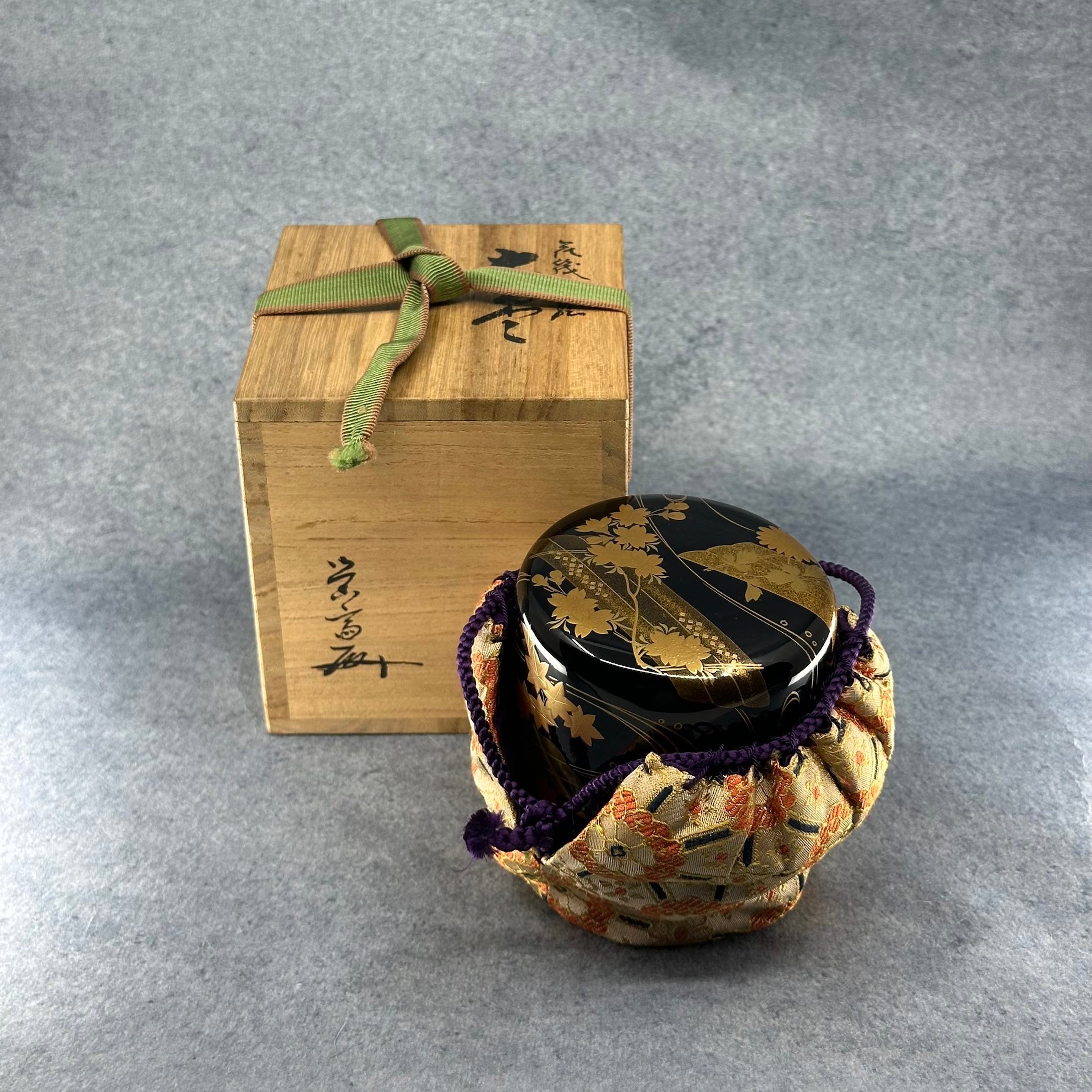 Natsume (boîte à thé) laque et or, motif hana ikada (radeau de fleurs) de Hosoya Eisai