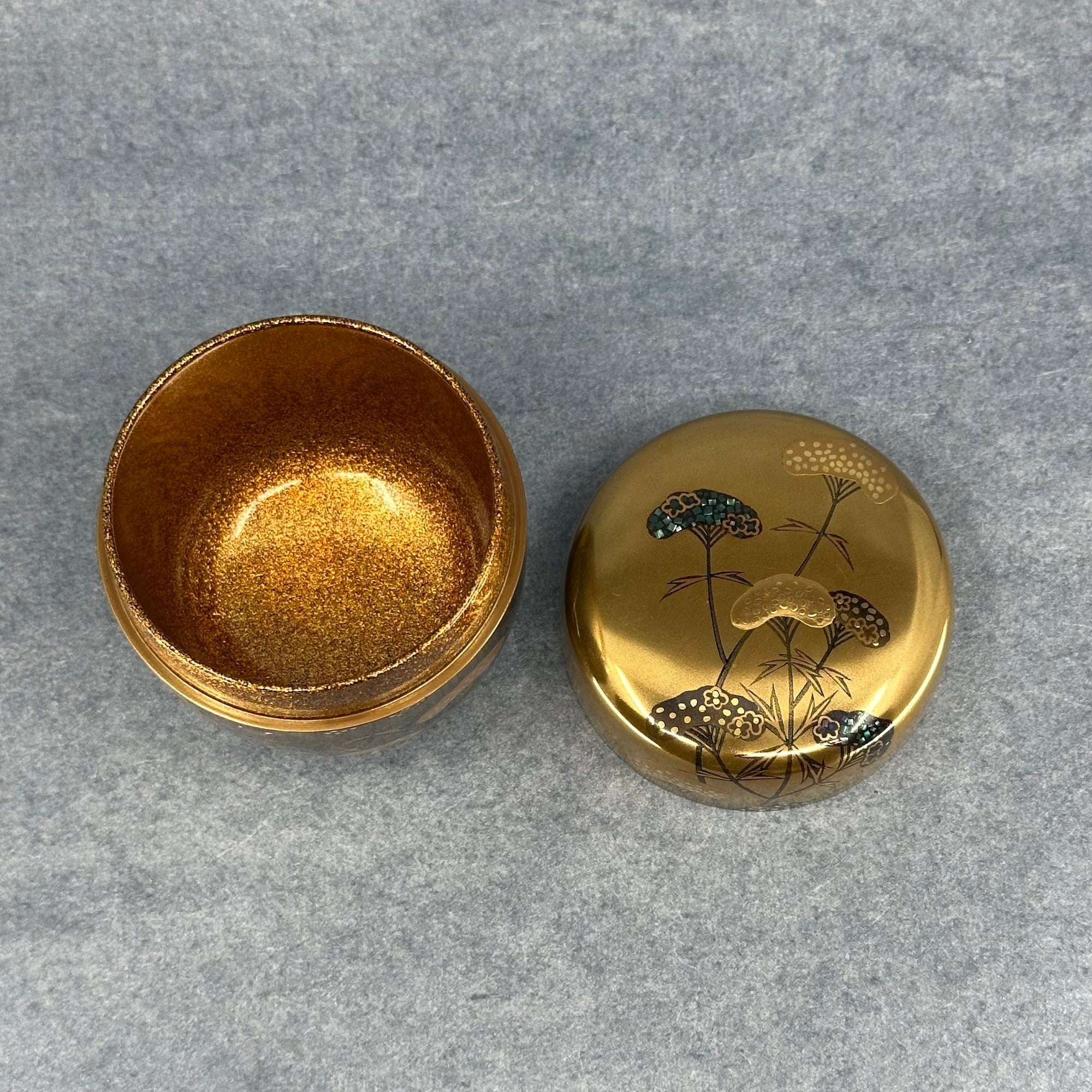 Atelier Ikiwa - natsume ouvert montrant le couvercle posé à côté et l’intérieur en nashiji.