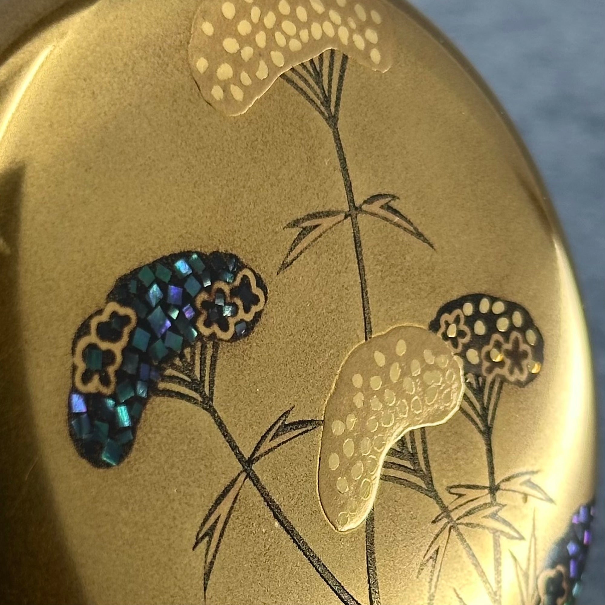 Atelier Ikiwa - détail rapproché du maki-e or et des incrustations de nacre et de kirikane sur le couvercle.