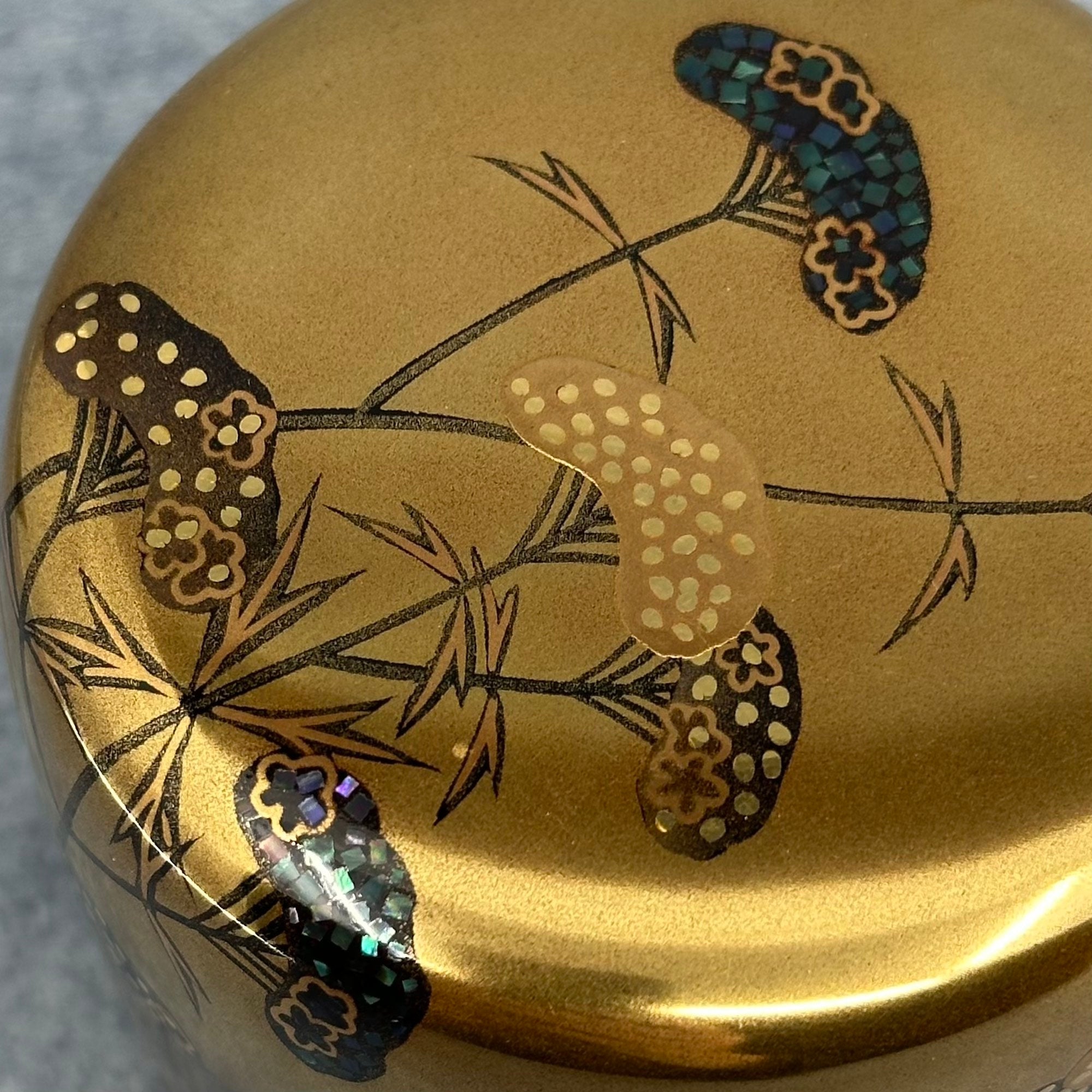 Atelier Ikiwa - détail rapproché du maki-e or et des incrustations de nacre sur le couvercle.