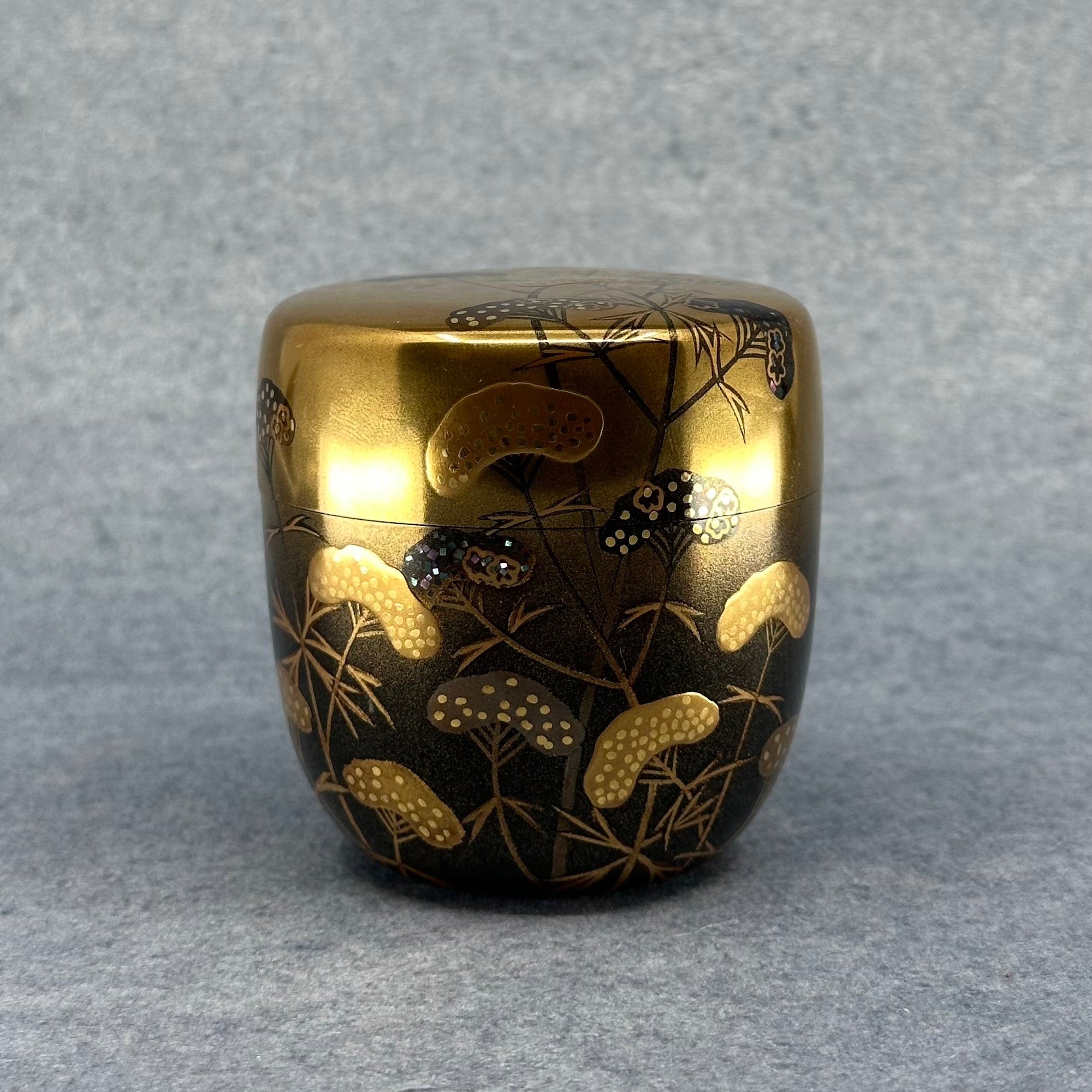 Atelier Ikiwa - natsume laque et or présenté de trois quarts pour montrer une autre face du décor.