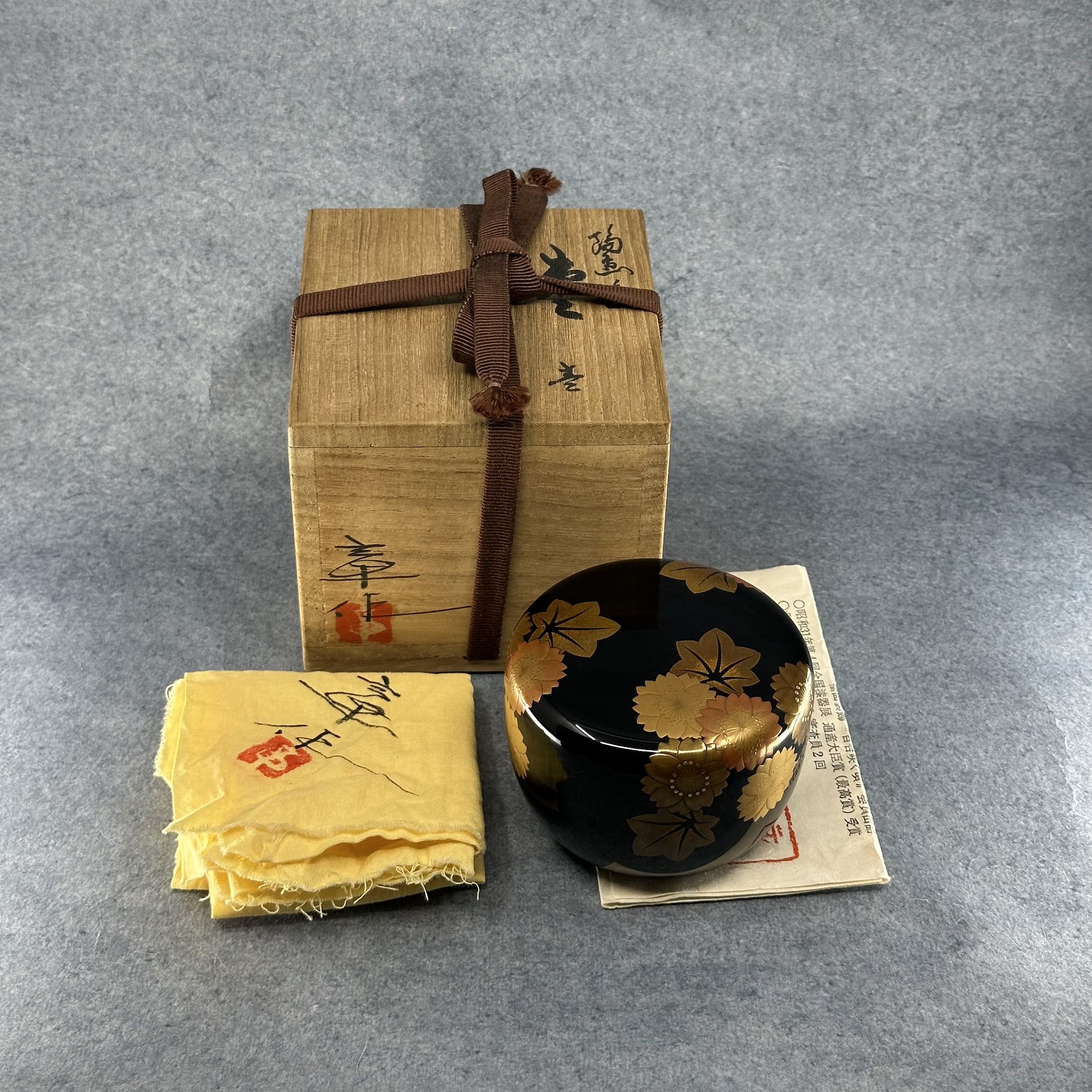 Natsume (boîte à thé) laque et or, décor shunjū (printemps-automne) de Kakinoki Akira