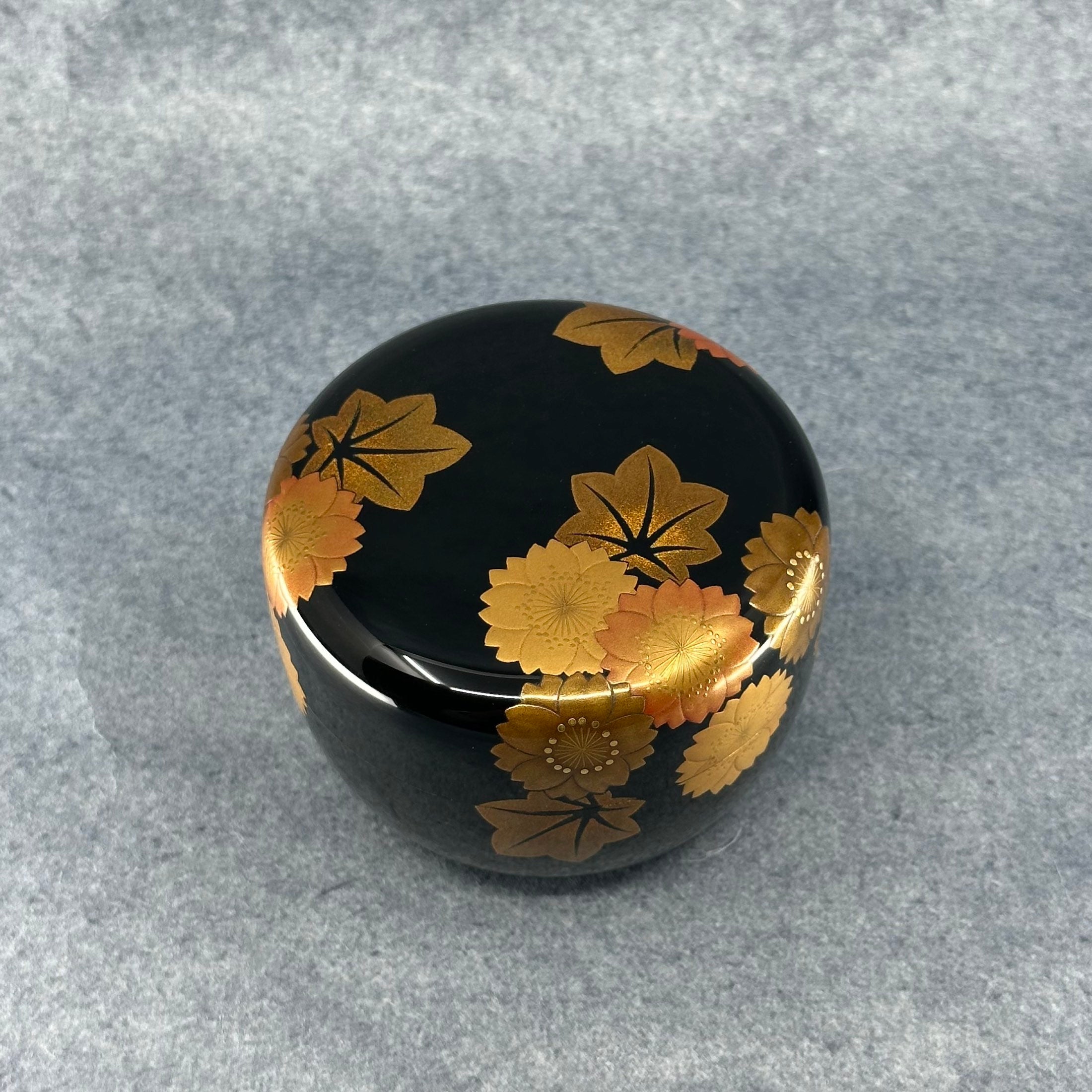 Natsume (boîte à thé) laque et or, décor shunjū (printemps-automne) de Kakinoki Akira