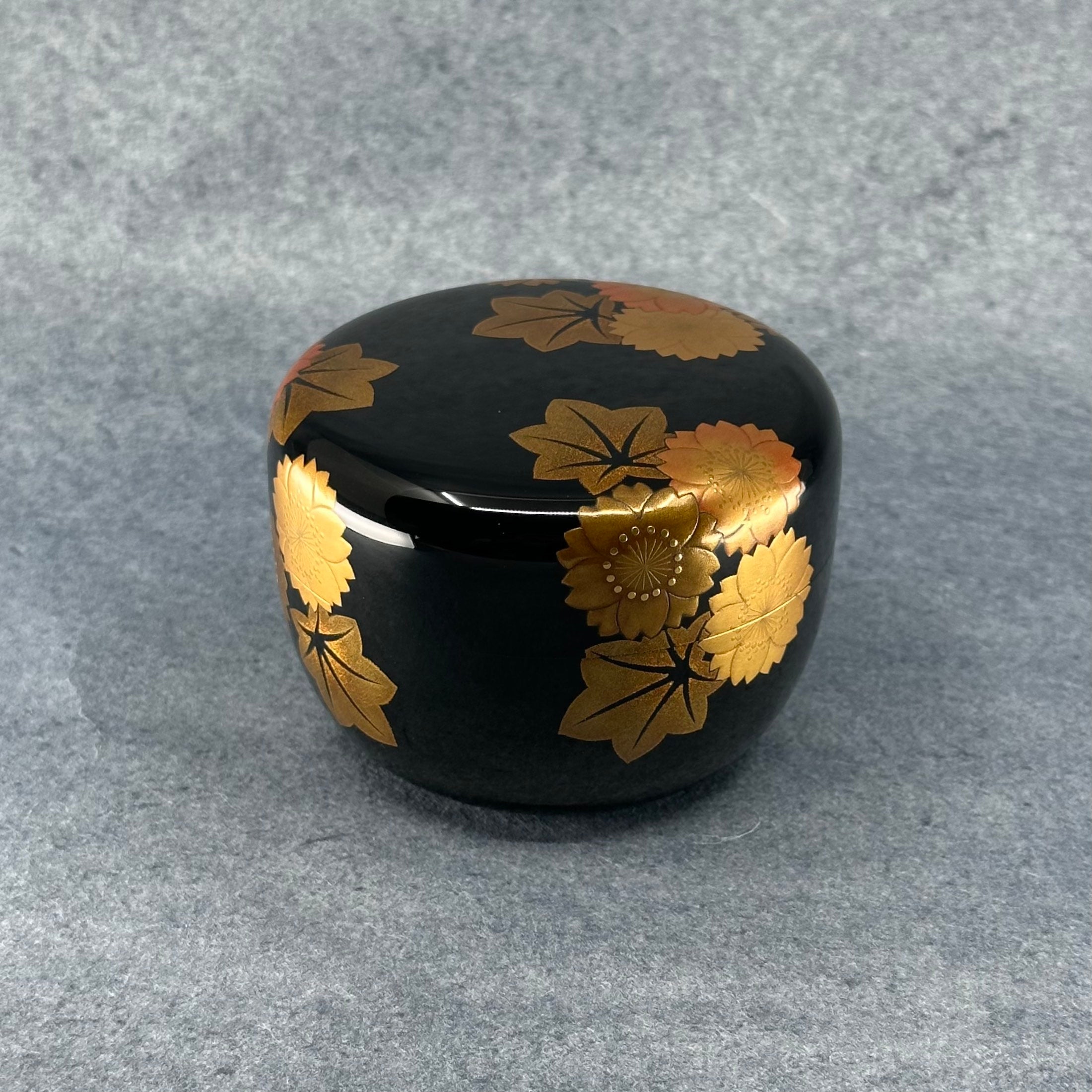 Natsume (boîte à thé) laque et or, décor shunjū (printemps-automne) de Kakinoki Akira
