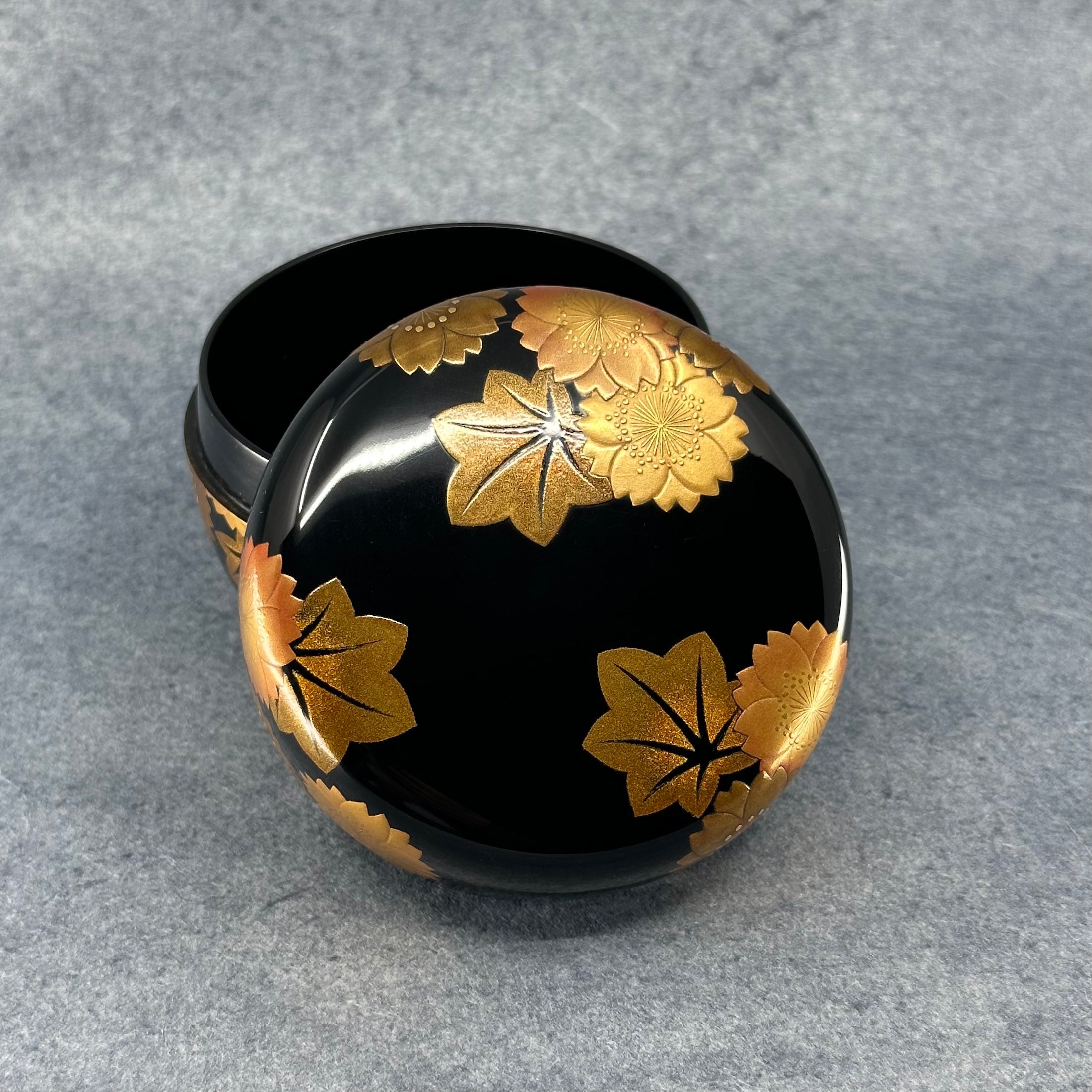 Natsume (boîte à thé) laque et or, décor shunjū (printemps-automne) de Kakinoki Akira