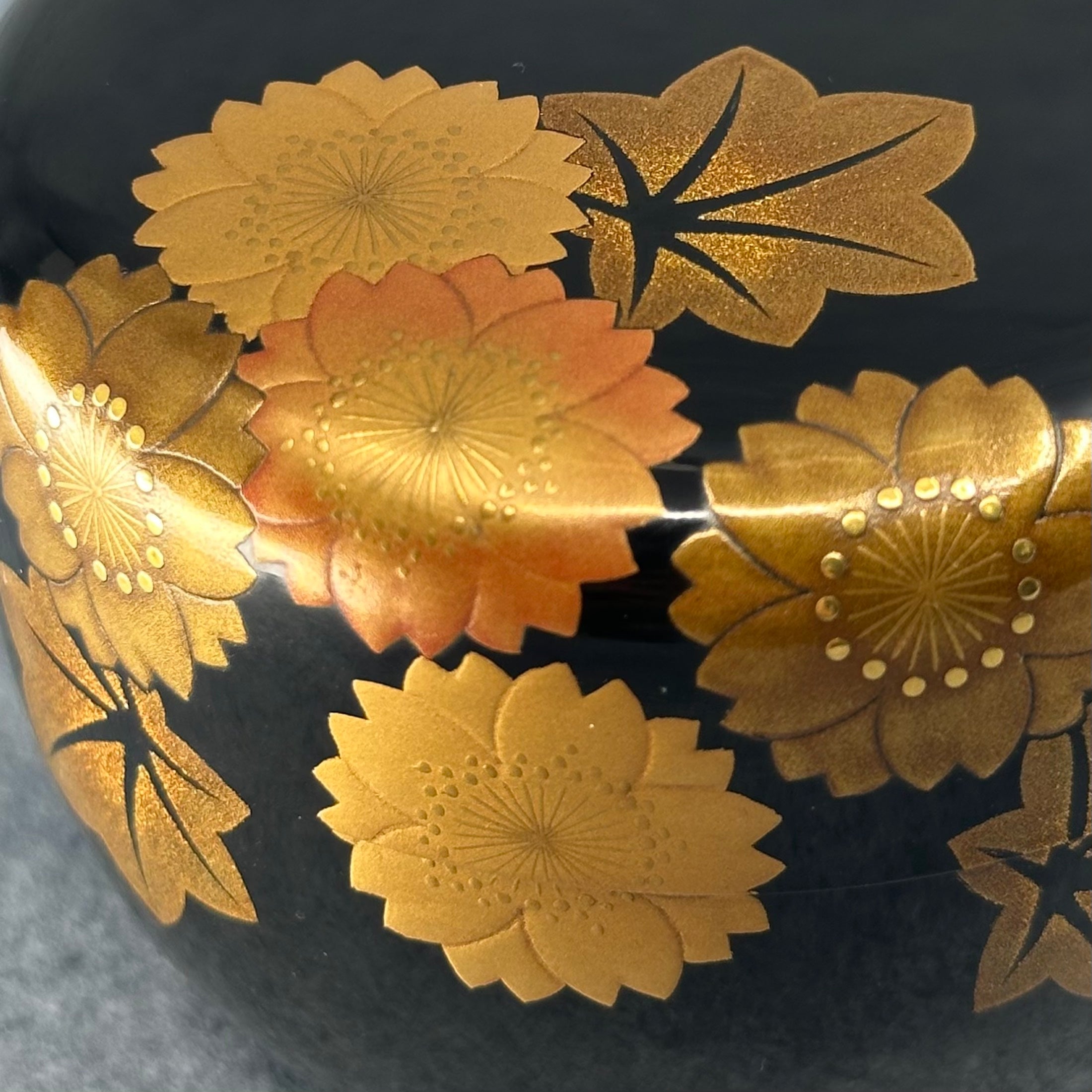 Natsume (boîte à thé) laque et or, décor shunjū (printemps-automne) de Kakinoki Akira