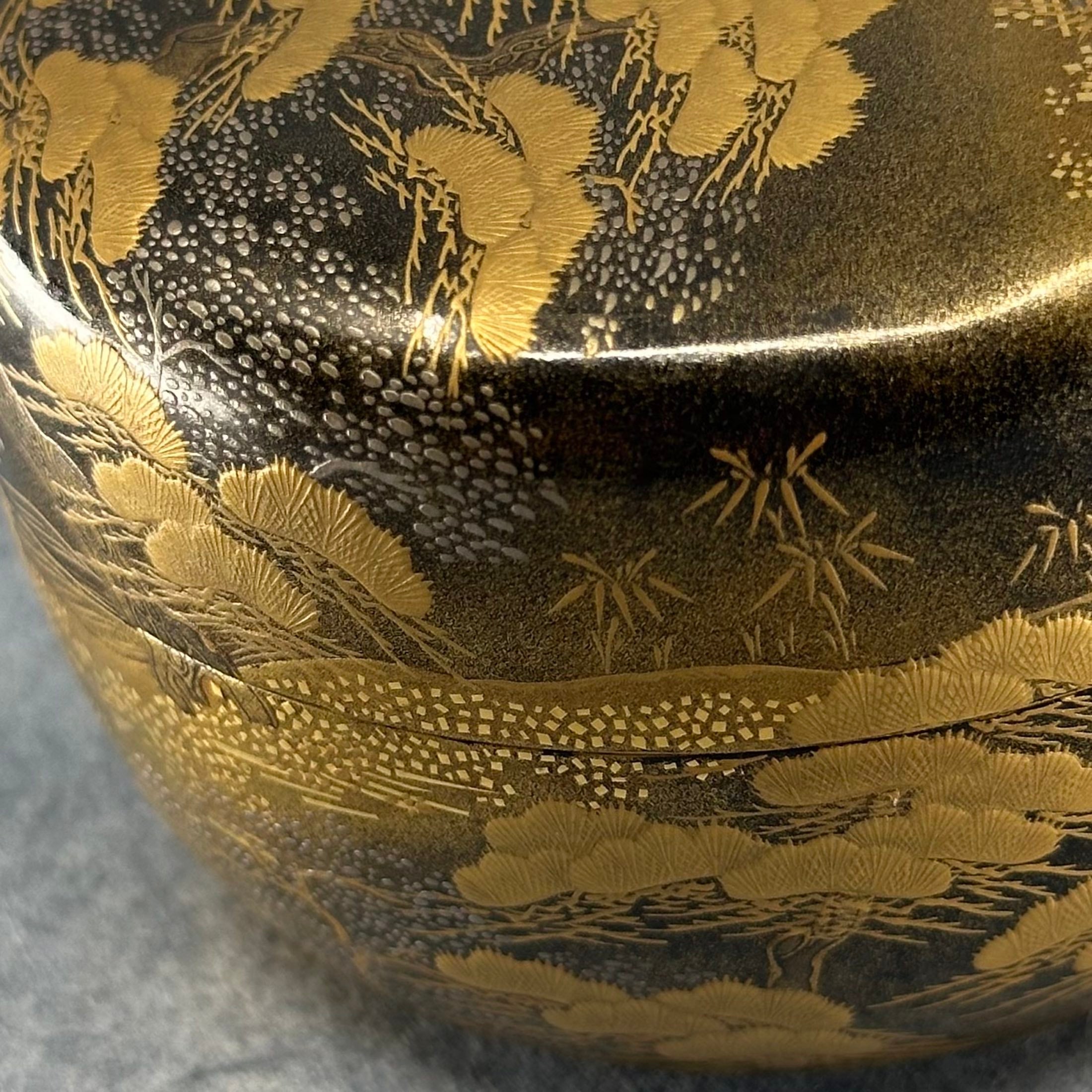 Natsume (boîte à thé japonaise) laque et or, décor de paysage de cascade et pins