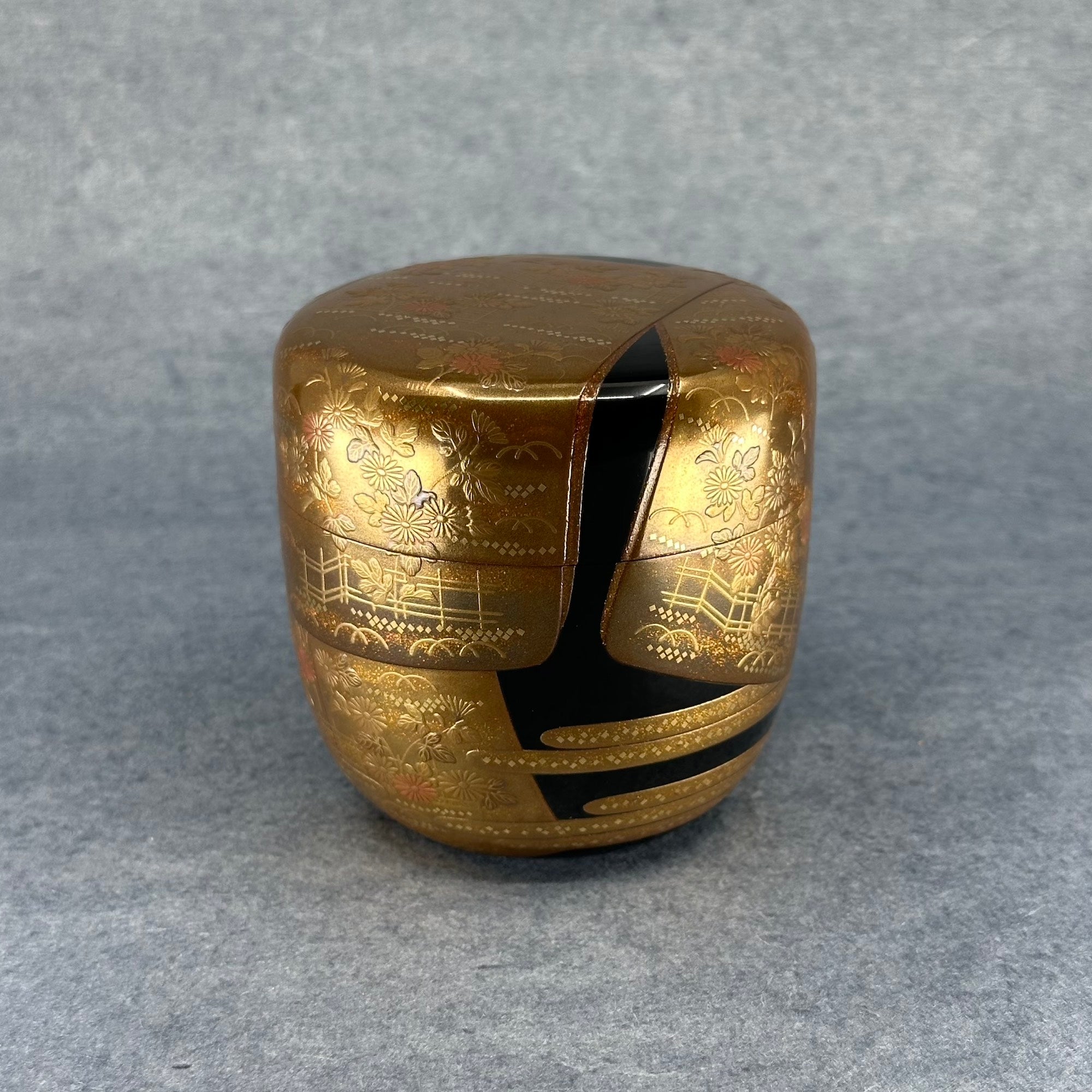 Profil du natsume soulignant l’équilibre du galbe et la continuité du décor de clôtures et nuages dorés – Atelier Ikiwa