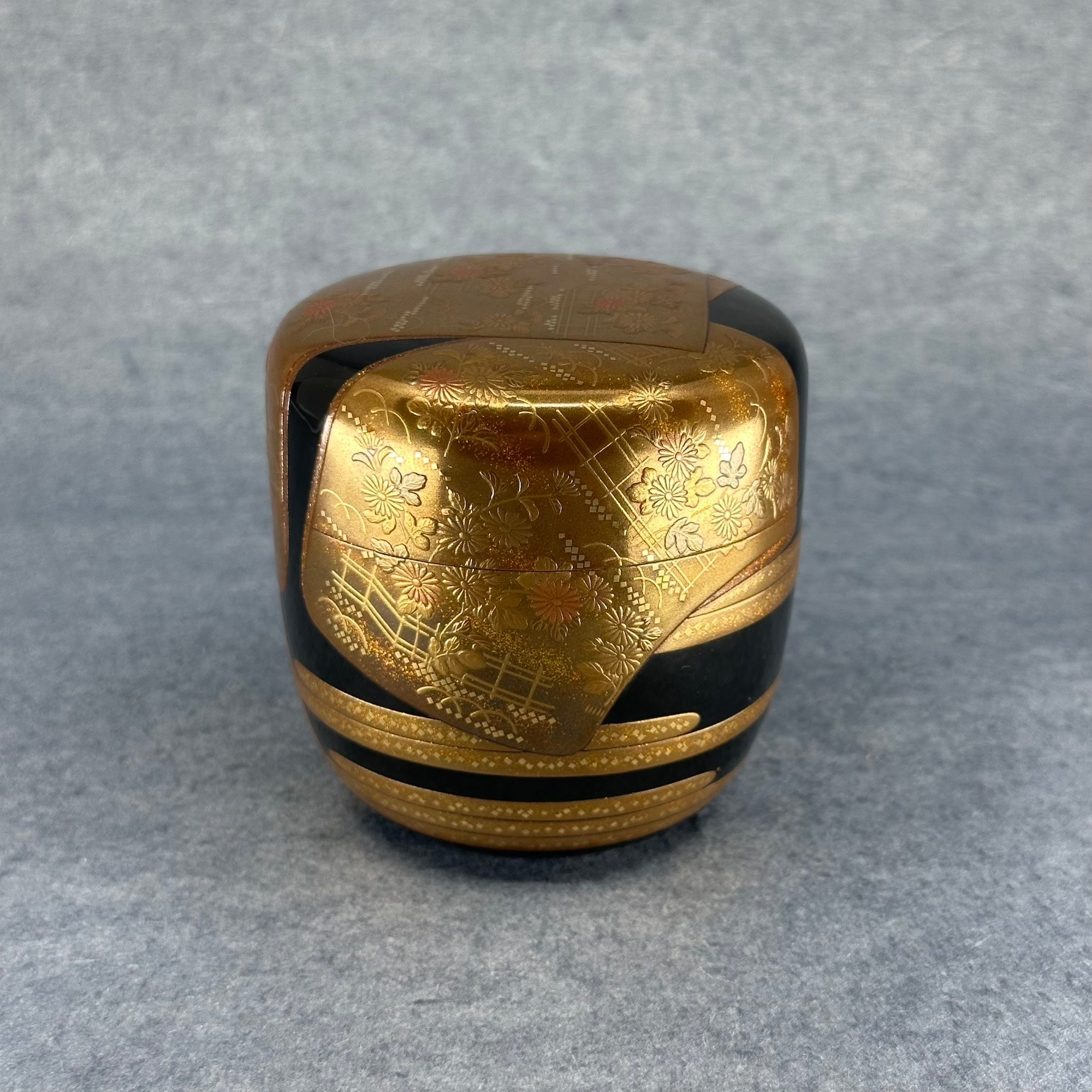 Natsume en laque urushi japonaise à décor représentant des chrysanthèmes et clôtures magaki-kiku à l'or sur fond noir profond – Atelier Ikiwa