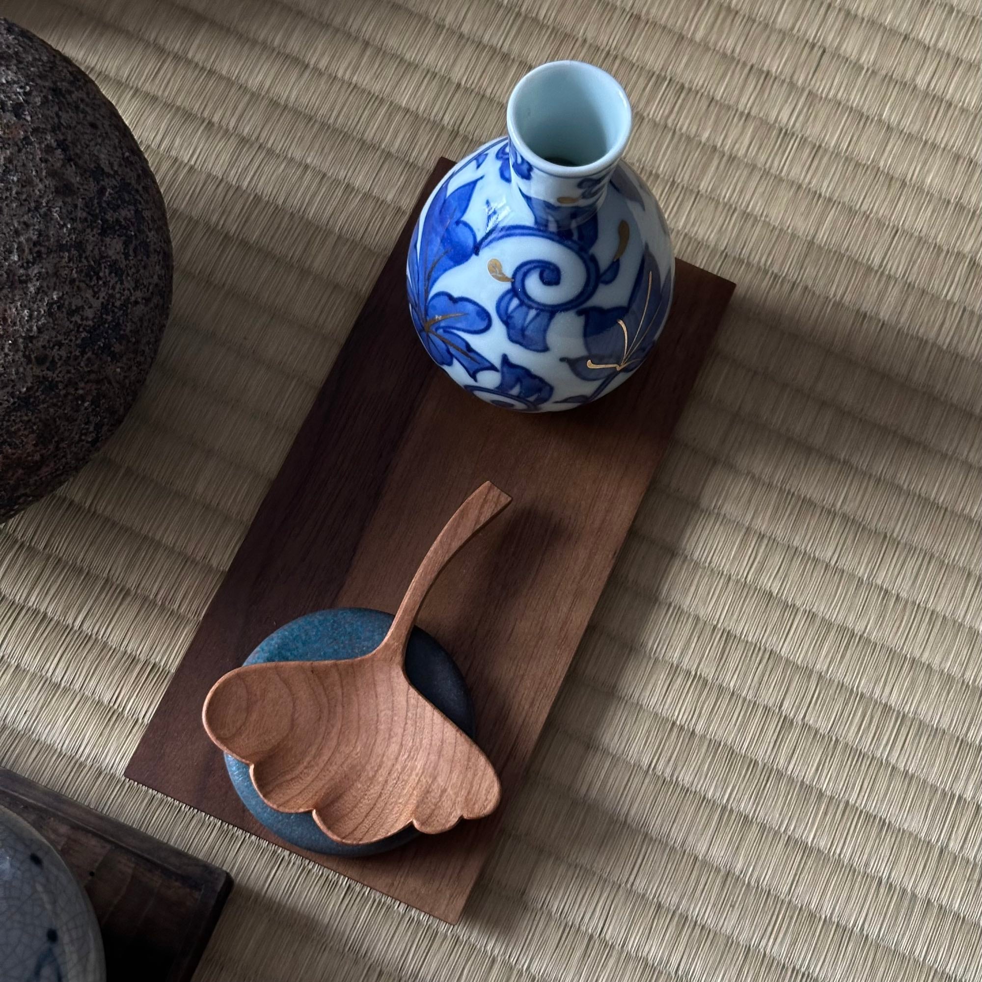 Plateau en kuri (noyer japonais) de Masahito Ikeda