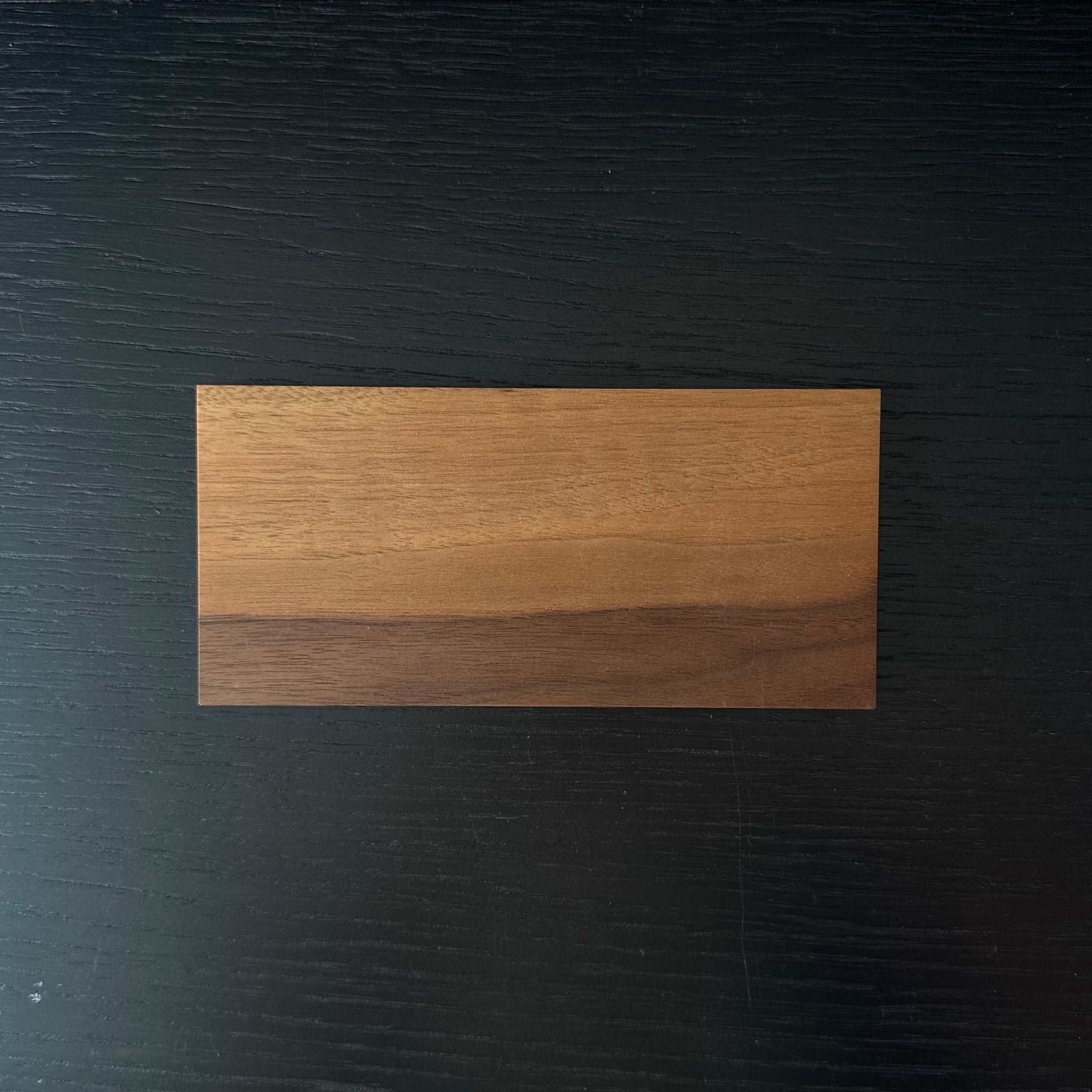 Plateau en kuri (noyer japonais) de Masahito Ikeda