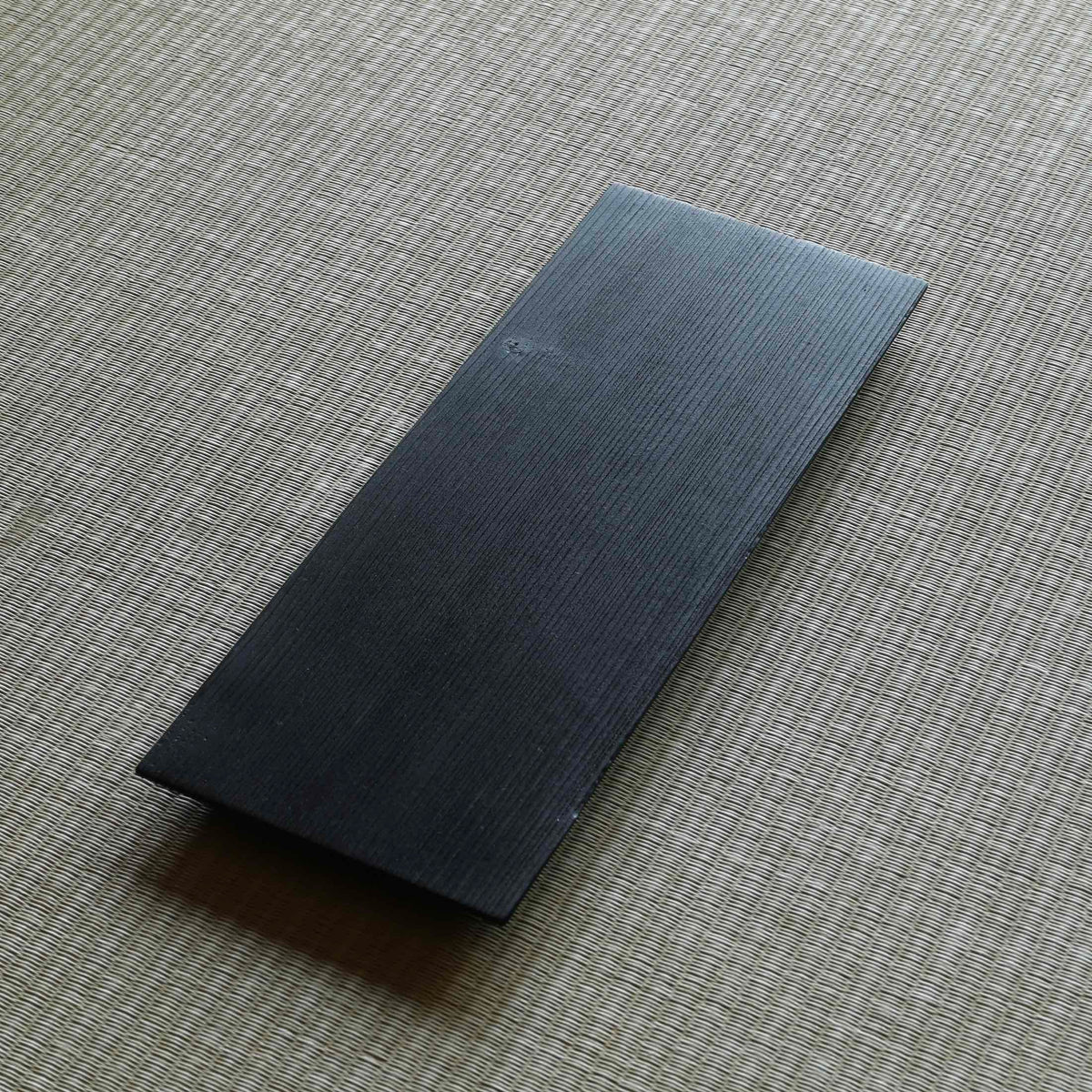 Plateau en hinoki (cyprès japonais) et laque urushi noire - vallée de Kiso