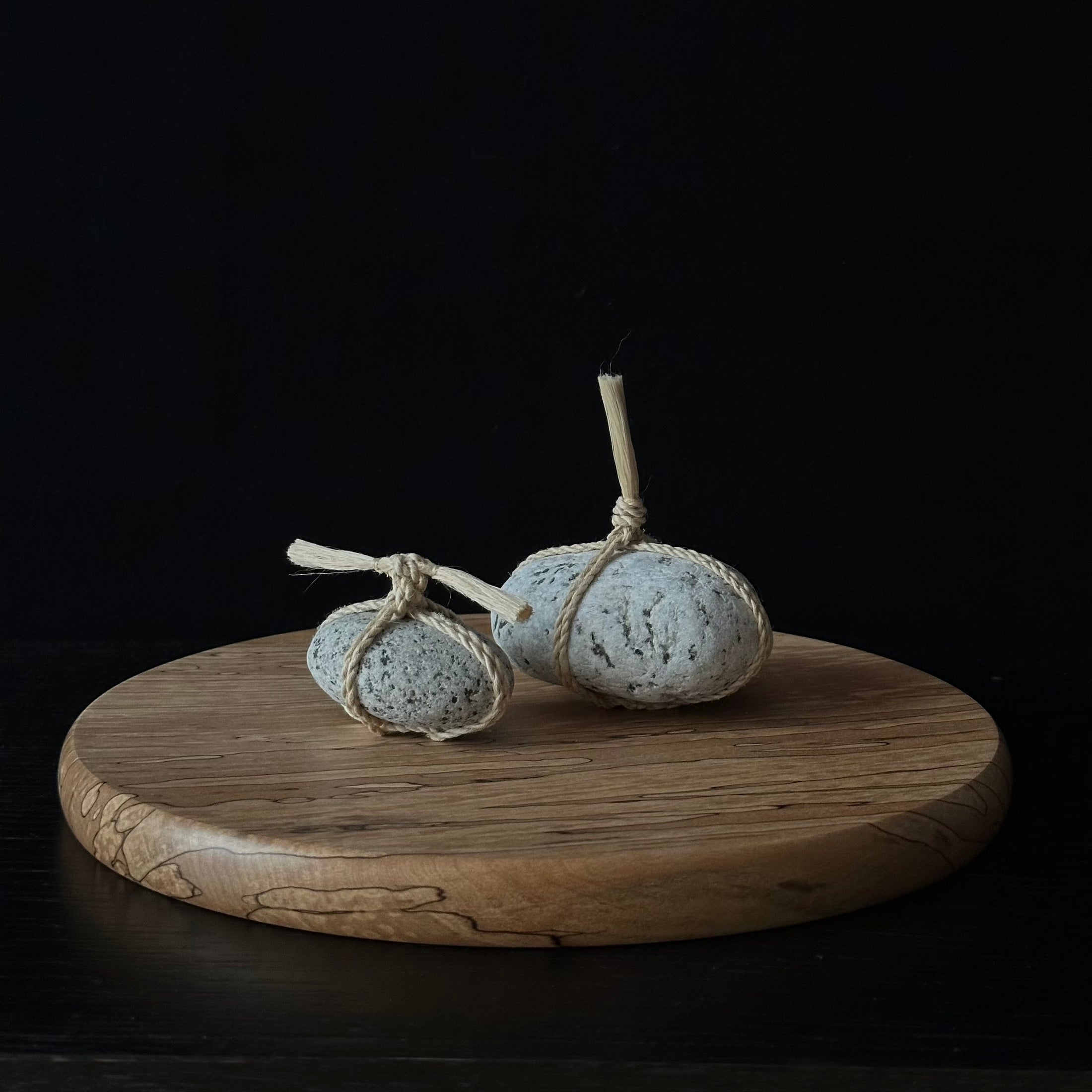 Pierres Sekimori en chanvre seima, objet méditatif et symbole de pureté selon WARA – Atelier Ikiwa