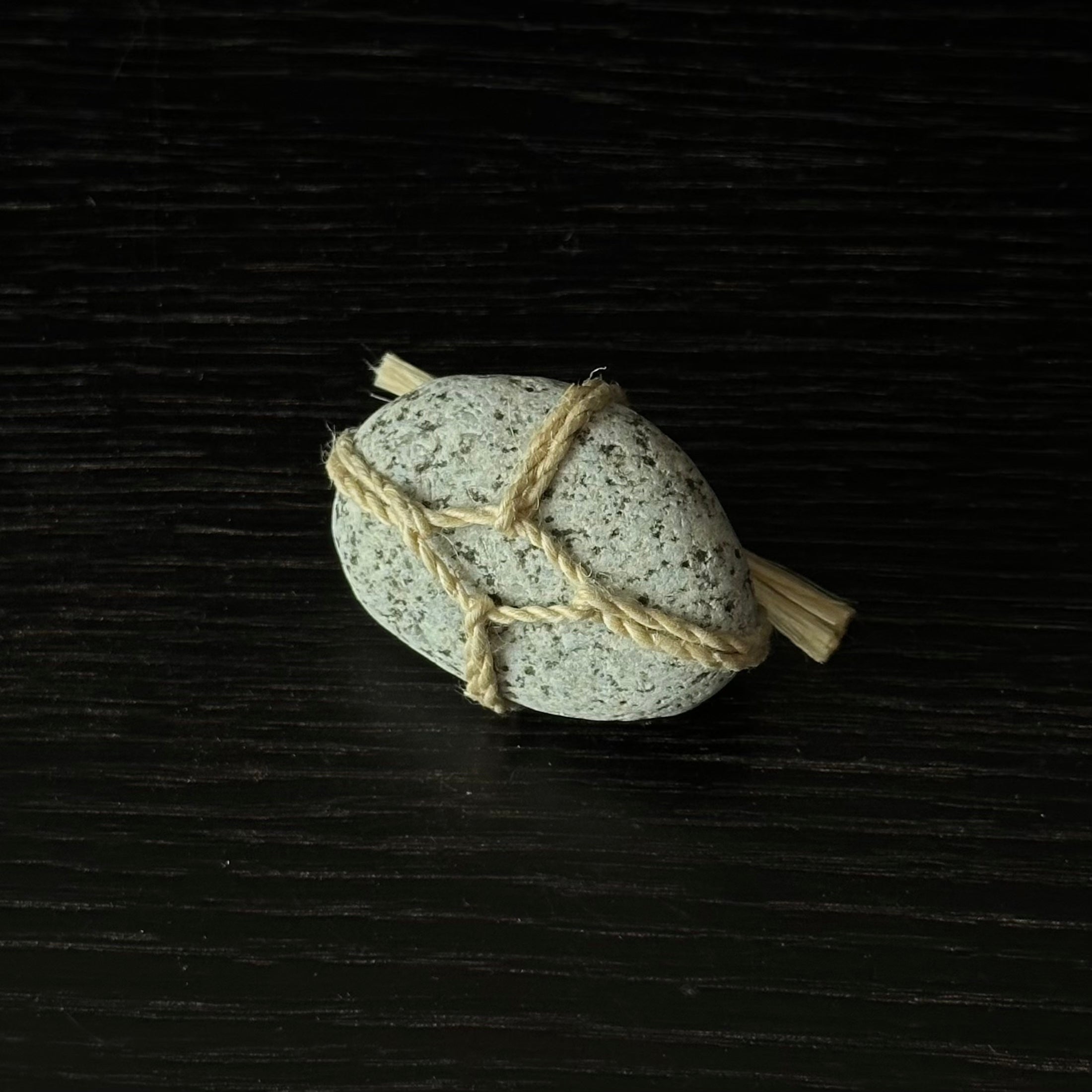 Sekimori-ishi contemporain en chanvre purifié, hommage aux gestes rituels du Japon ancien – Atelier Ikiwa