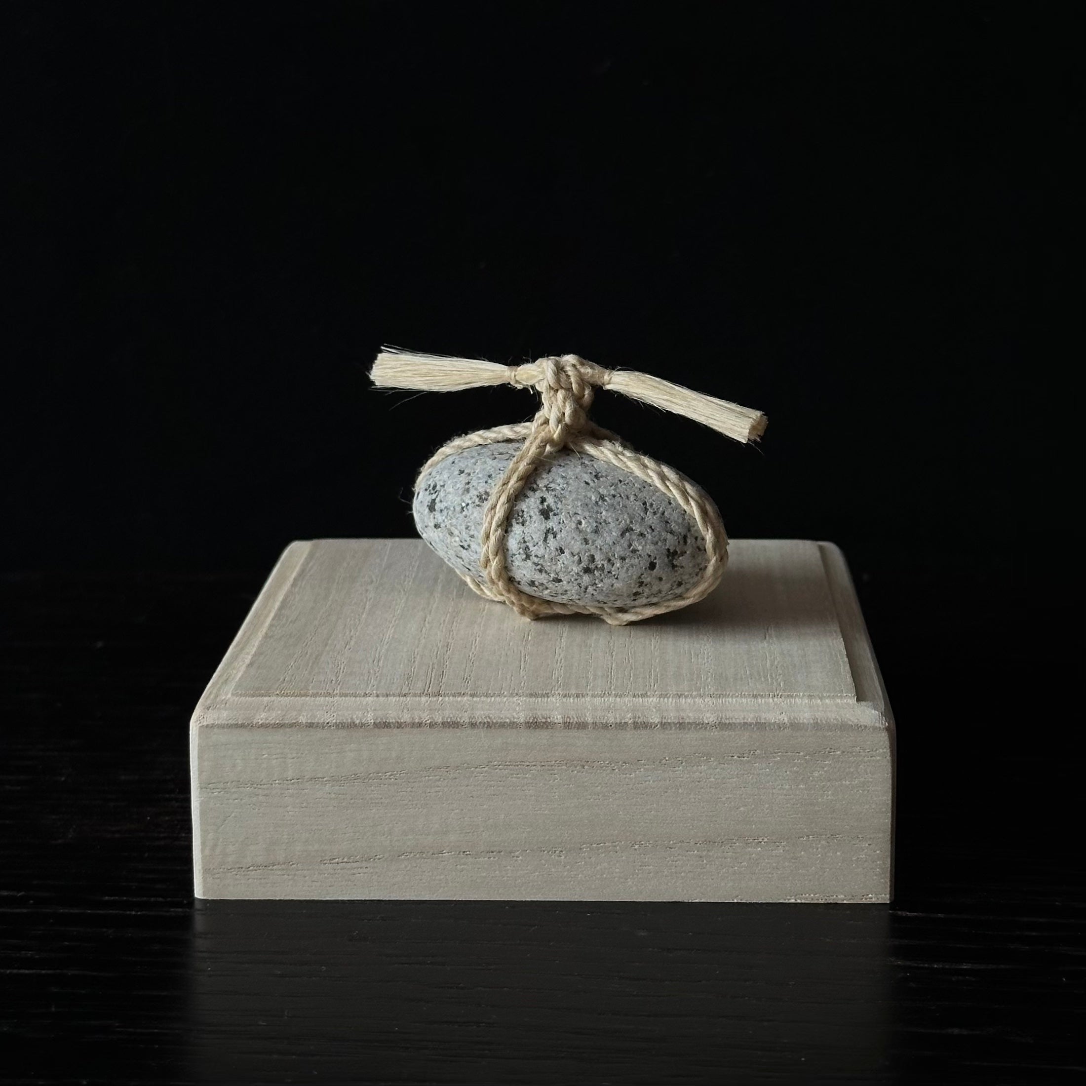 Sekimori en chanvre purifié seima, pierre gardienne japonaise réalisée à la main par Eri Sakaguchi – Atelier Ikiwa