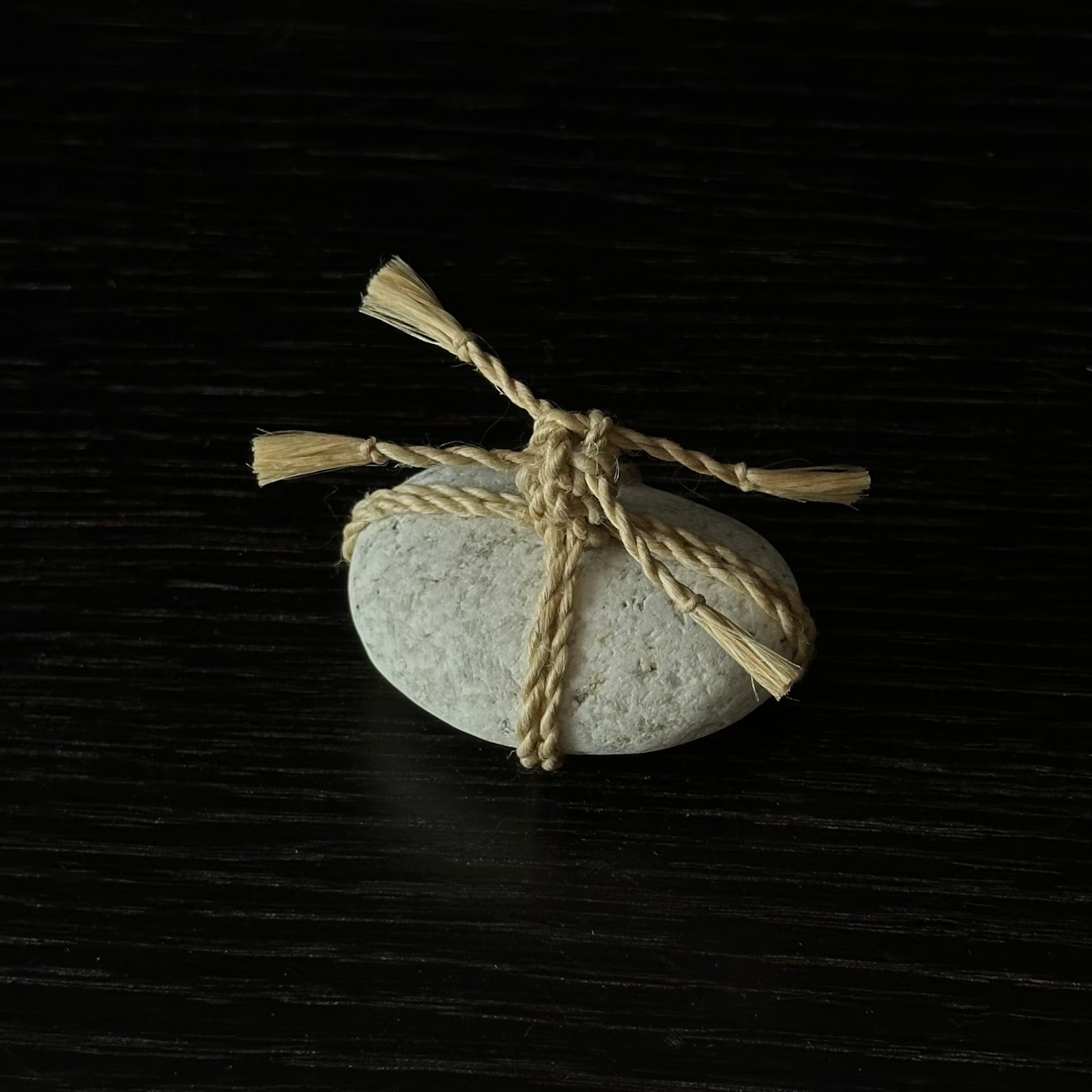 Détail d’un Sekimori en chanvre purifié, inspiré des shimenawa du sanctuaire d’Ise Jingū – Atelier Ikiwa