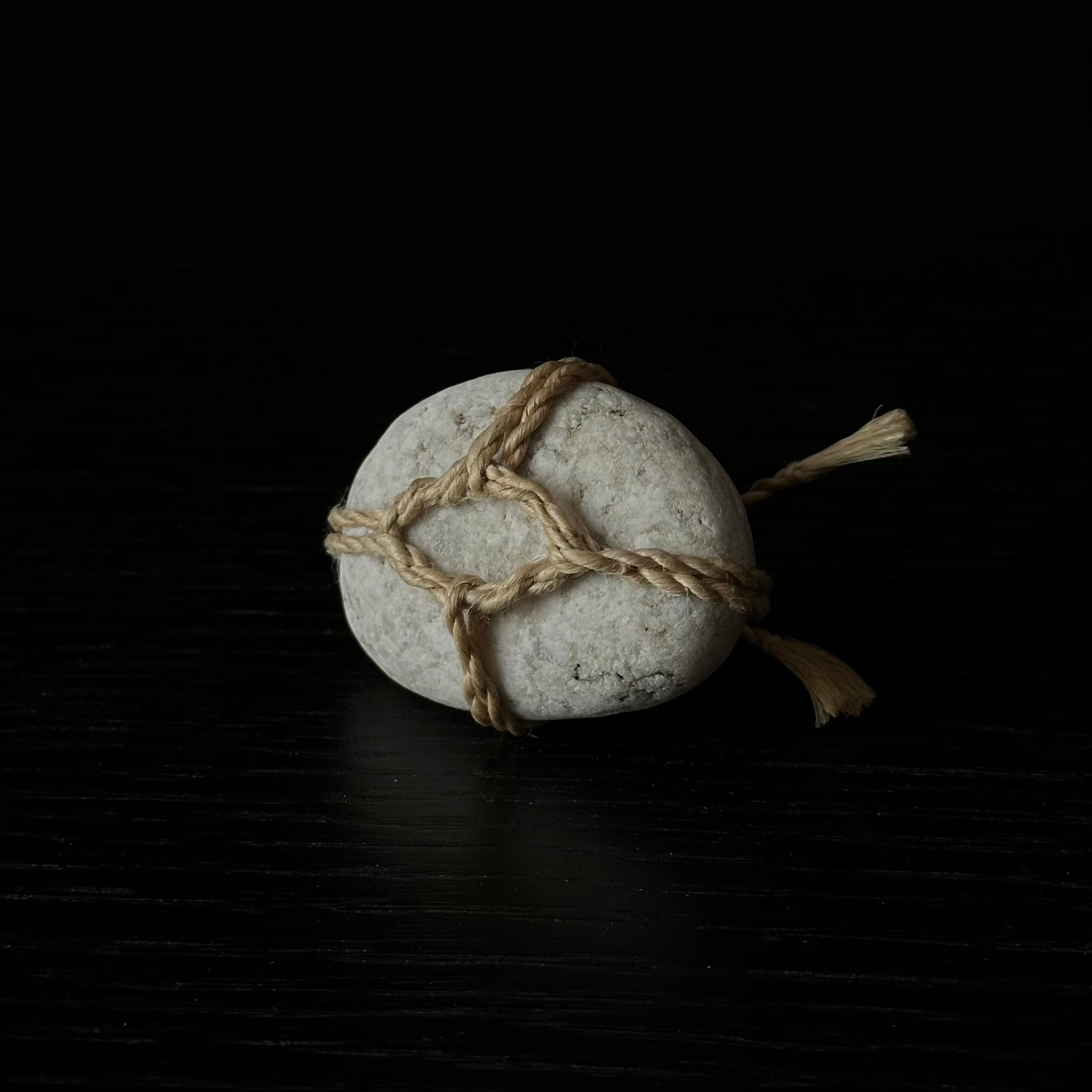 Sekimori-ishi contemporain en chanvre purifié, hommage aux gestes rituels du Japon ancien – Atelier Ikiwa