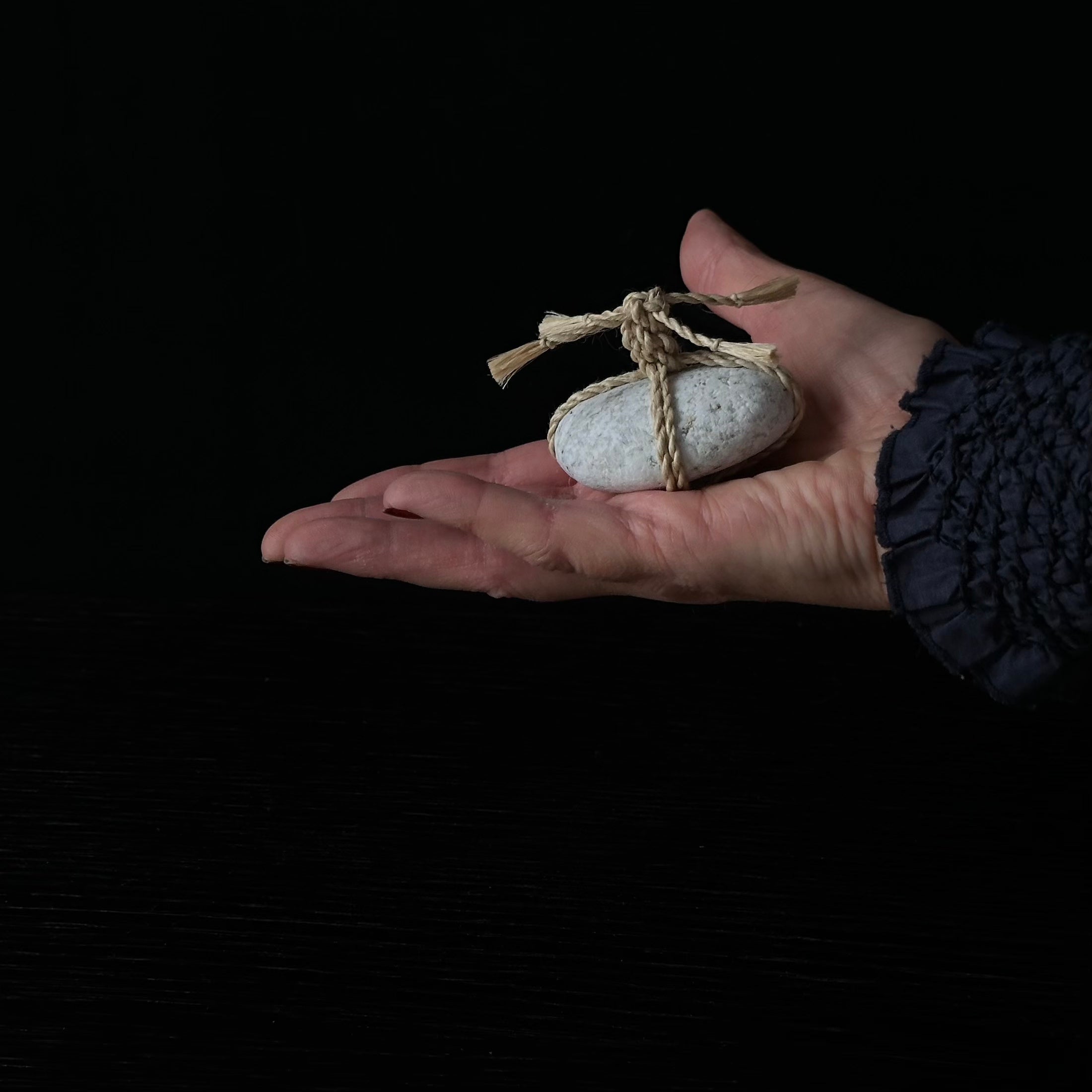 Pierre gardienne Sekimori WARA tressée de chanvre seima, symbole de pureté et de calme intérieur – Atelier Ikiwa