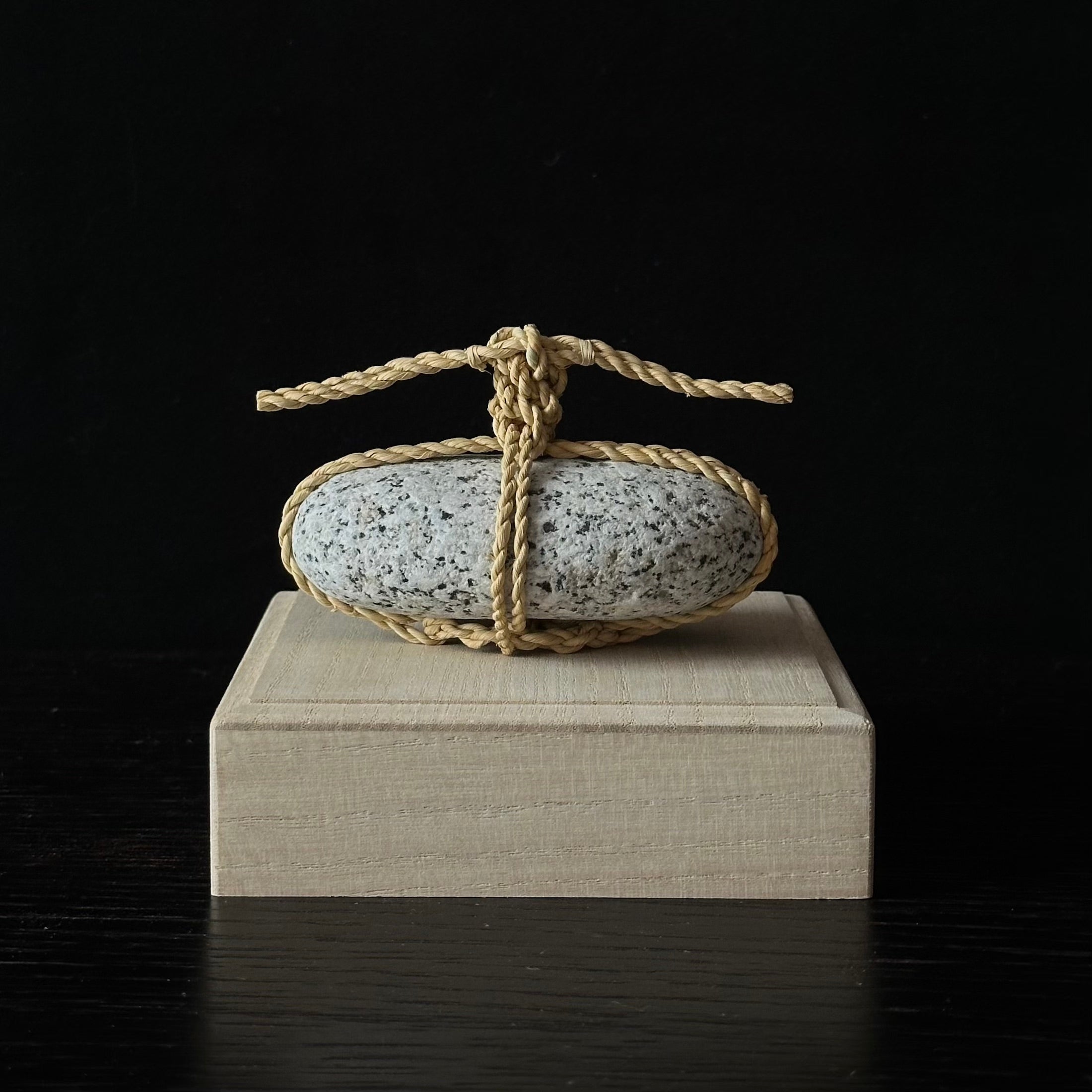 Sekimori en paille de riz wara, pierre gardienne tressée à la main par Eri Sakaguchi – Atelier Ikiwa